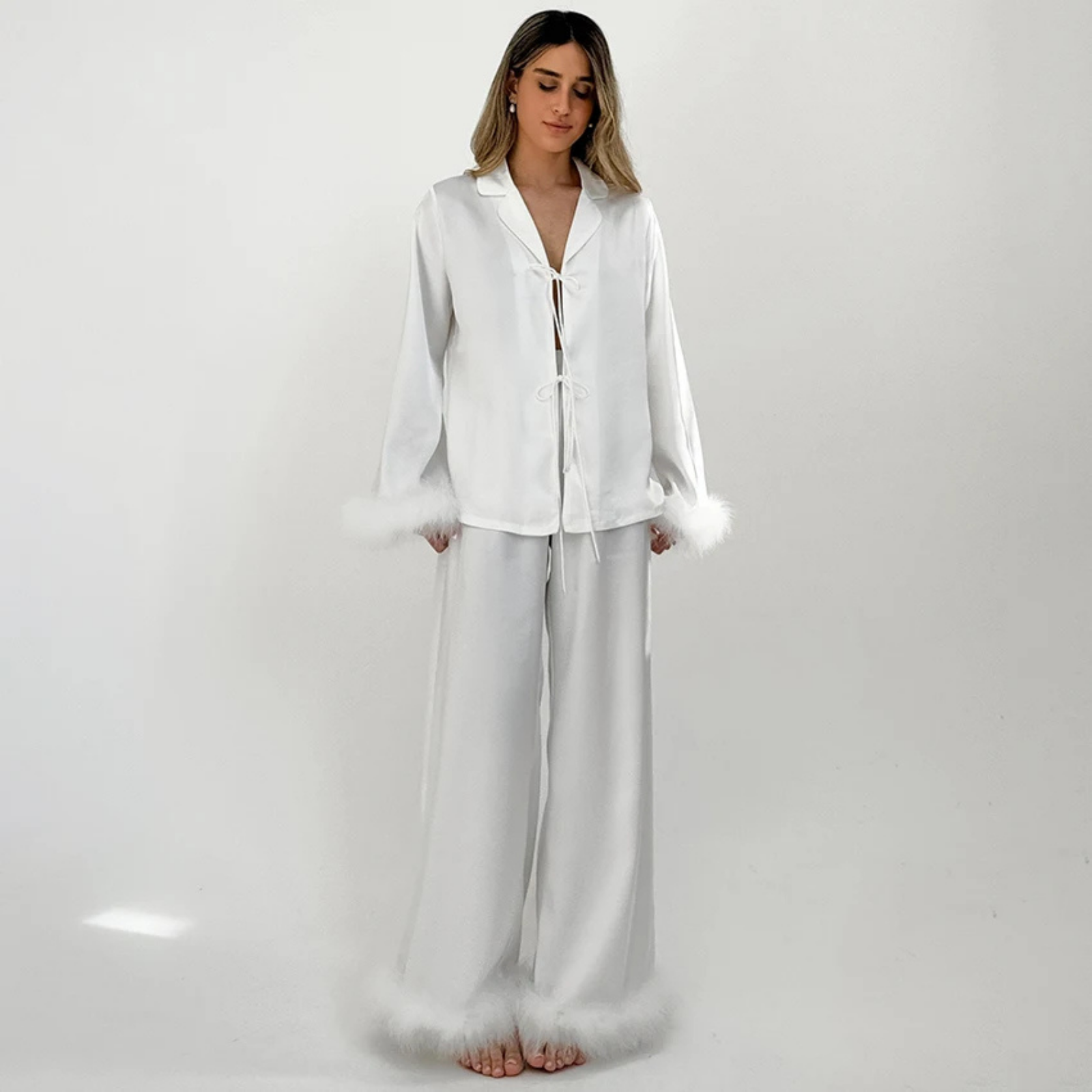Soft Desire: Beyaz Saten, Tüy Detaylı Gece Şıklığı