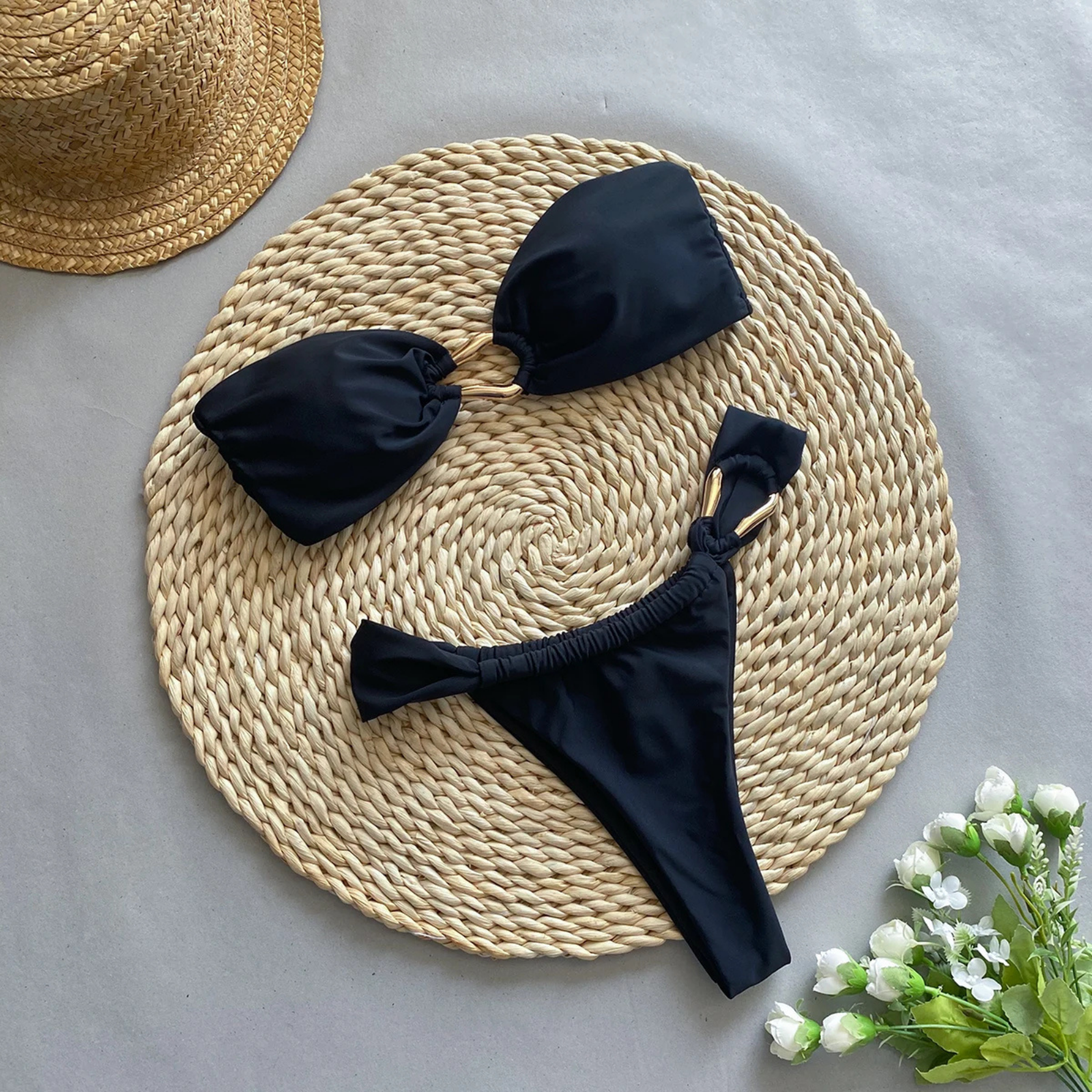 GleamBound: Altın Dokunuşlu Straplez Bikini Seti
