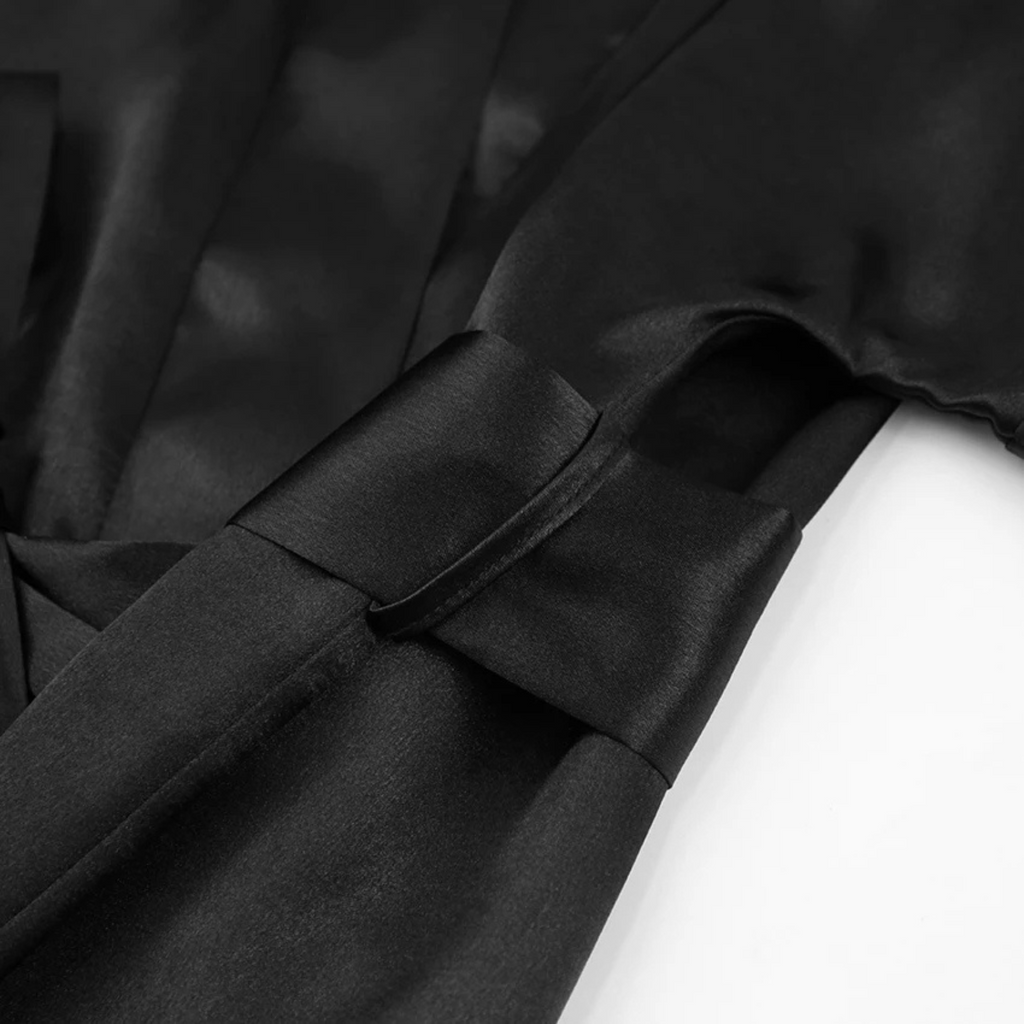 Femme Fluff: Tüylü Kol Detaylı Mini Saten Sabahlık