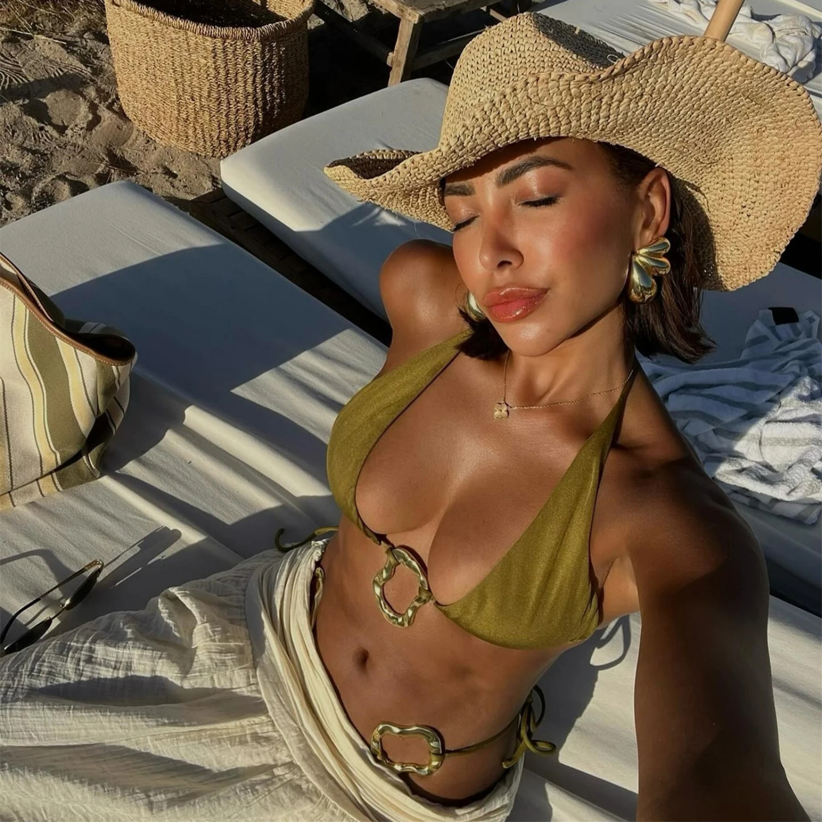 Orelia: Metal Tokalı Parlak Üçgen Bikini Seti