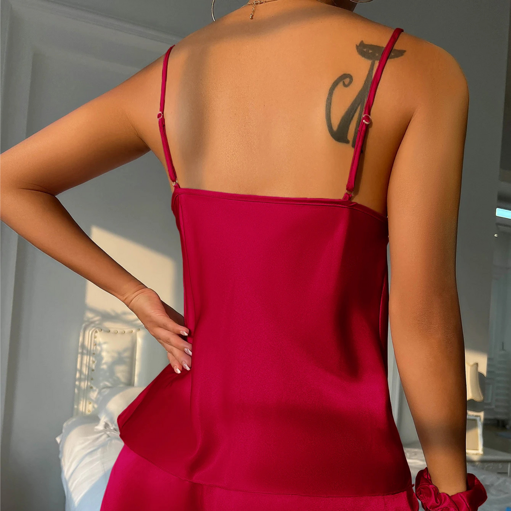 Velvet Drape: Degaje Yakalı Saten Şortlu Takımı