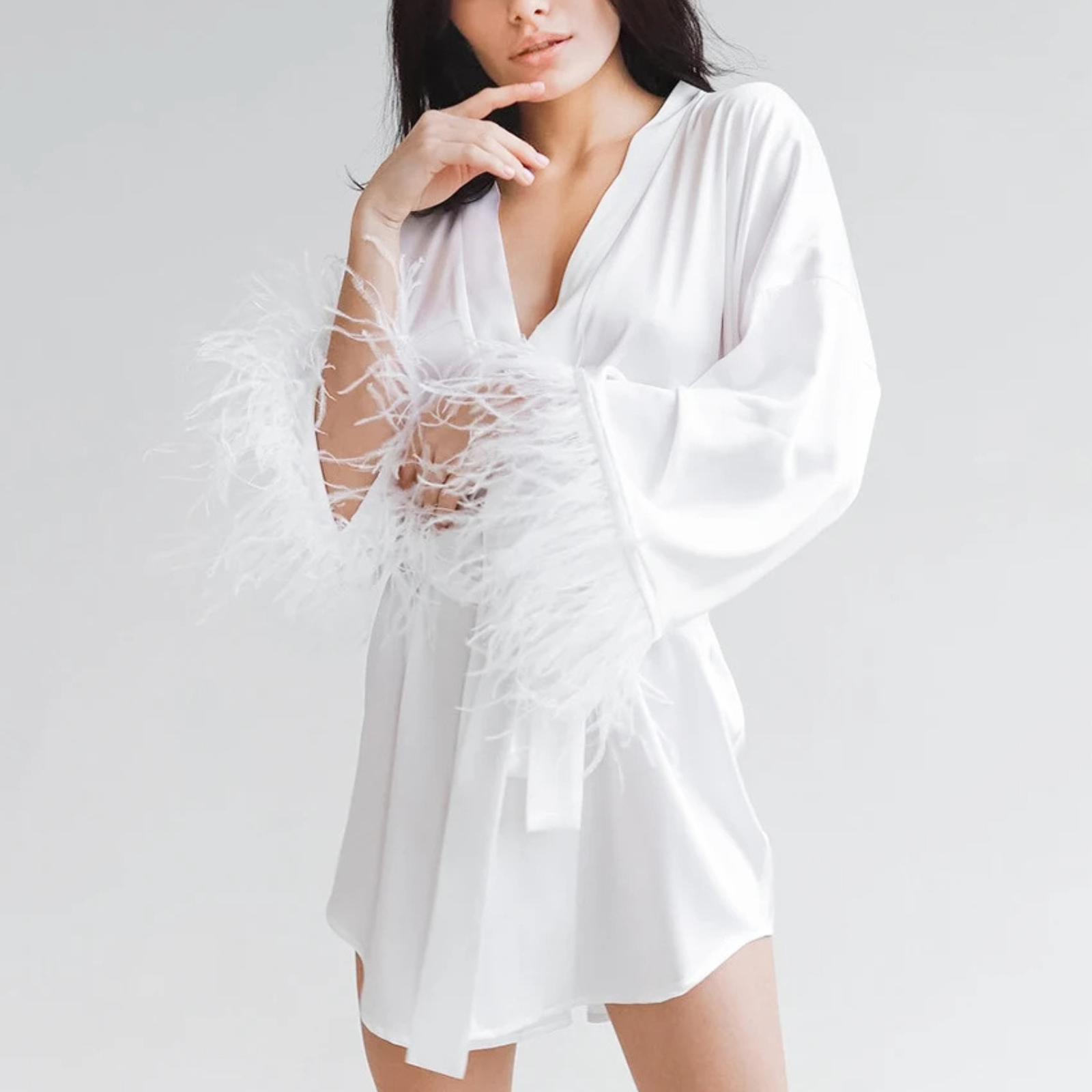 Femme Fluff: Tüylü Kol Detaylı Mini Saten Sabahlık