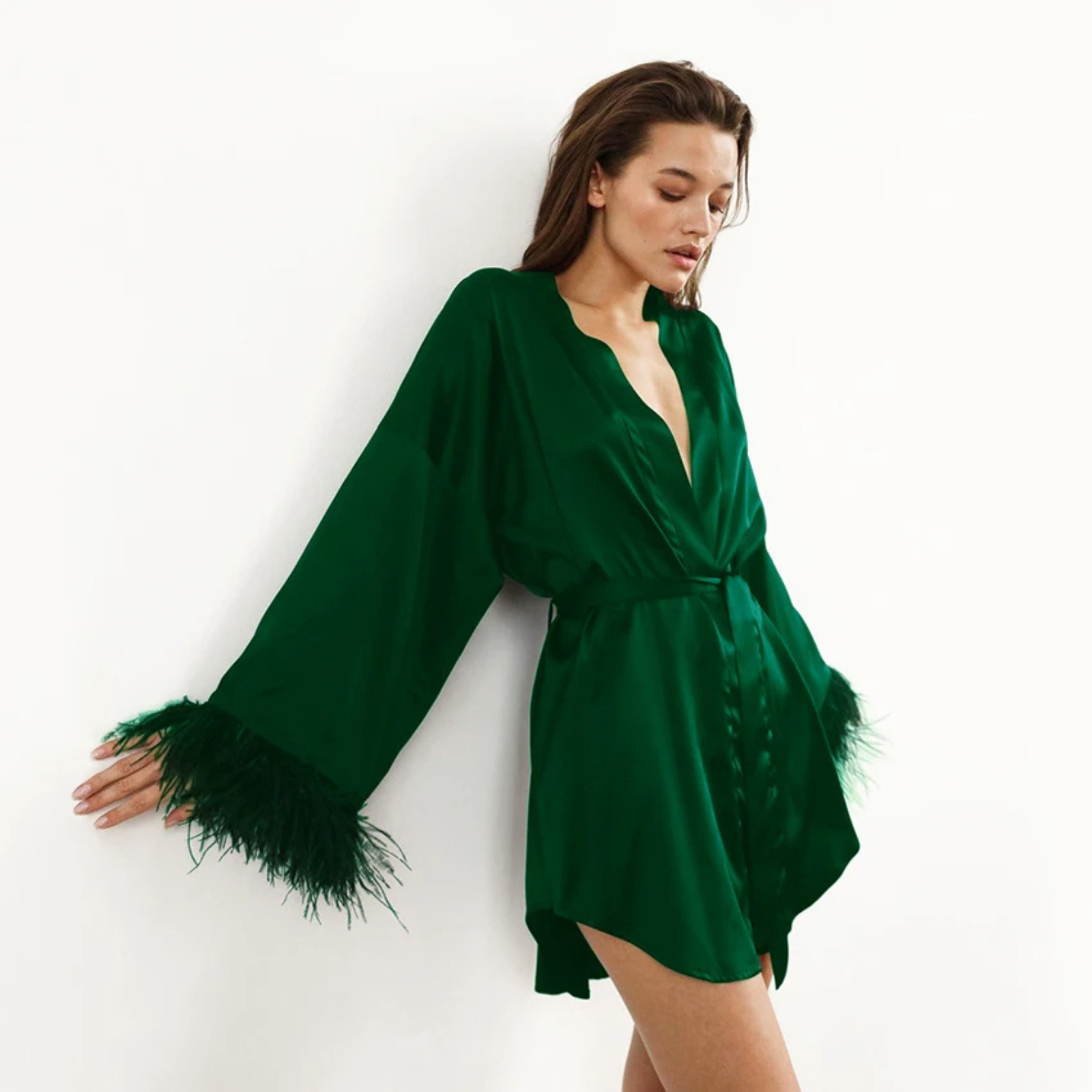 Femme Fluff: Tüylü Kol Detaylı Mini Saten Sabahlık