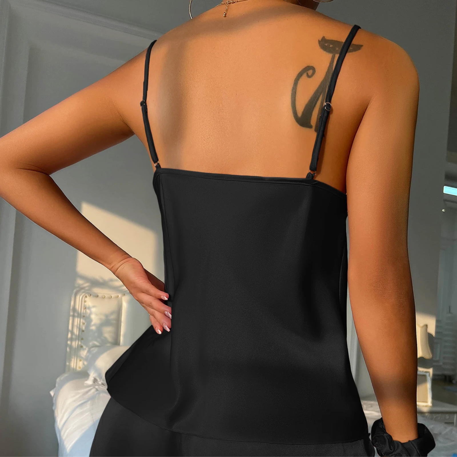 Velvet Drape: Degaje Yakalı Saten Şortlu Takımı