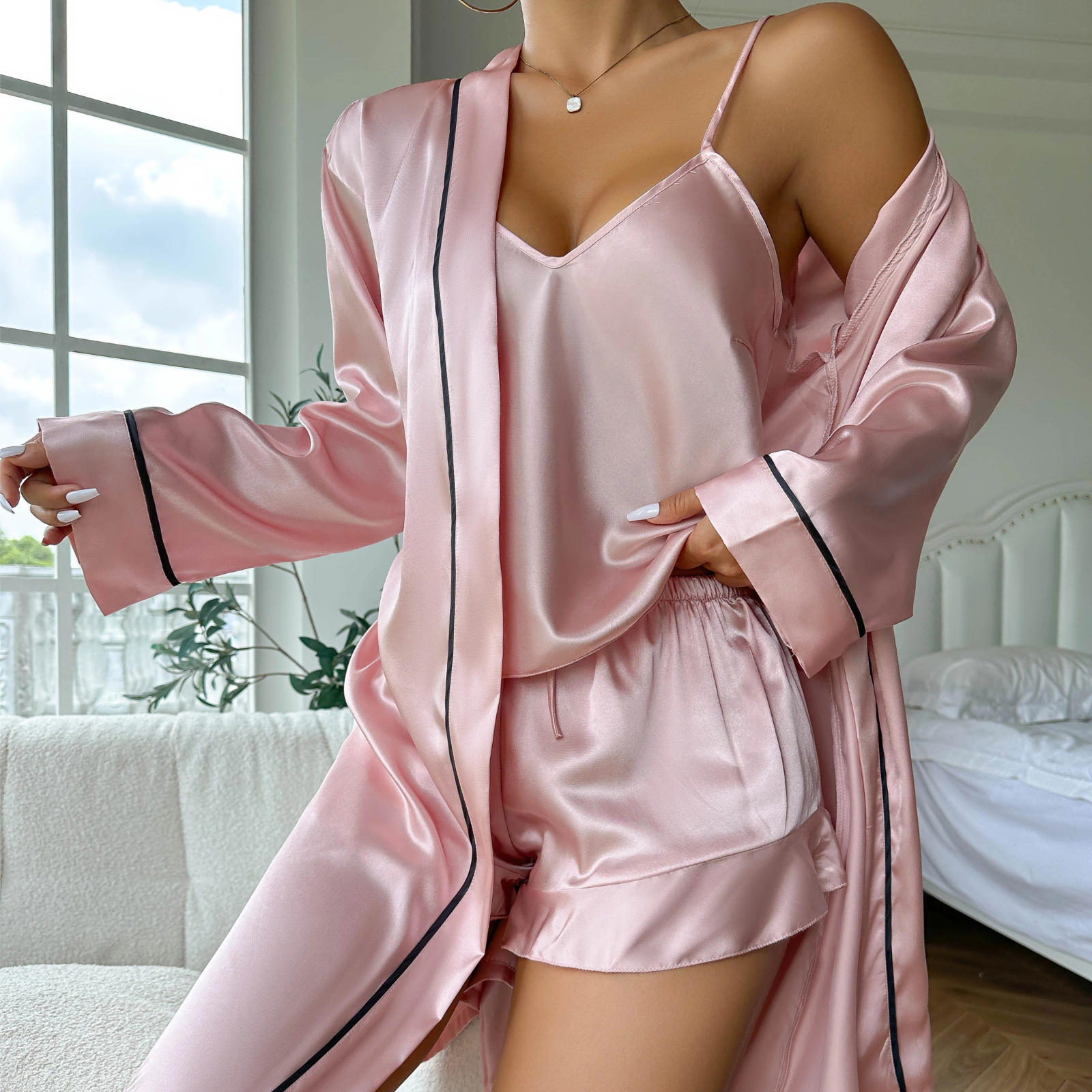 Velvet Touch: Üç Parçalı Saten Şıklık Seti