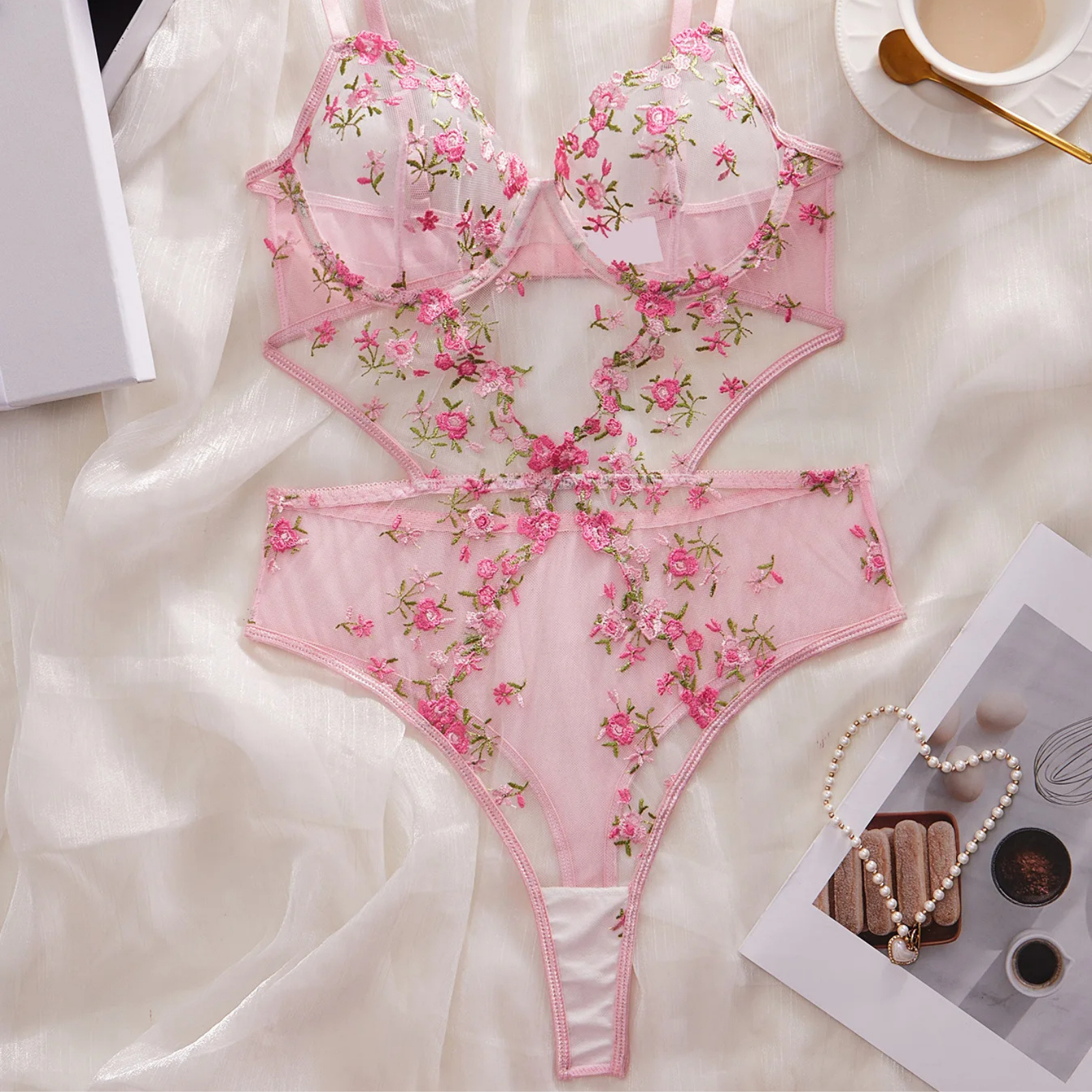 Floral Whisper: Transparan Çiçek İşlemeli Günlük & Gece Bodysuit