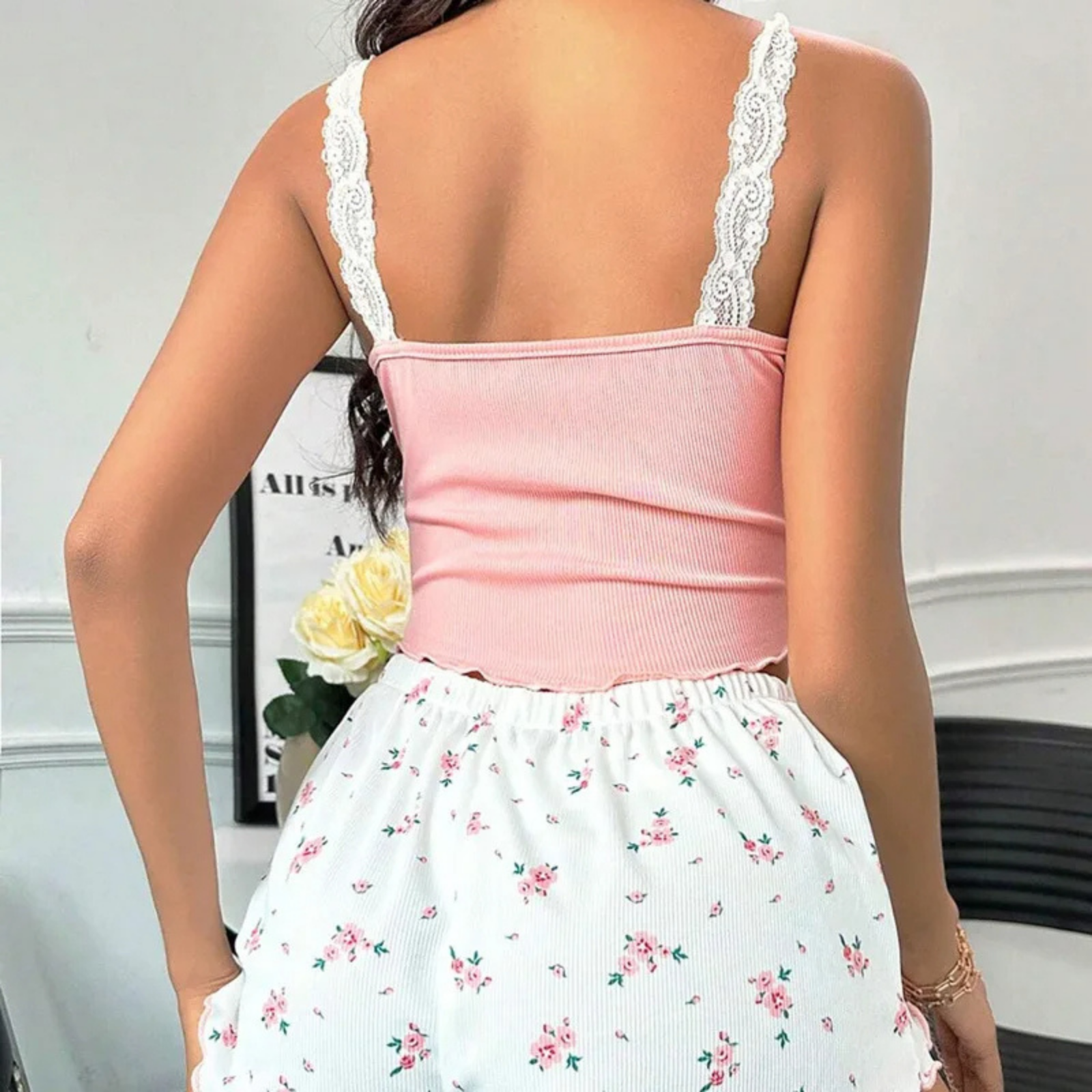 Floral Grace: Dantel Askılı Çiçek Desenli Yazlık Takım