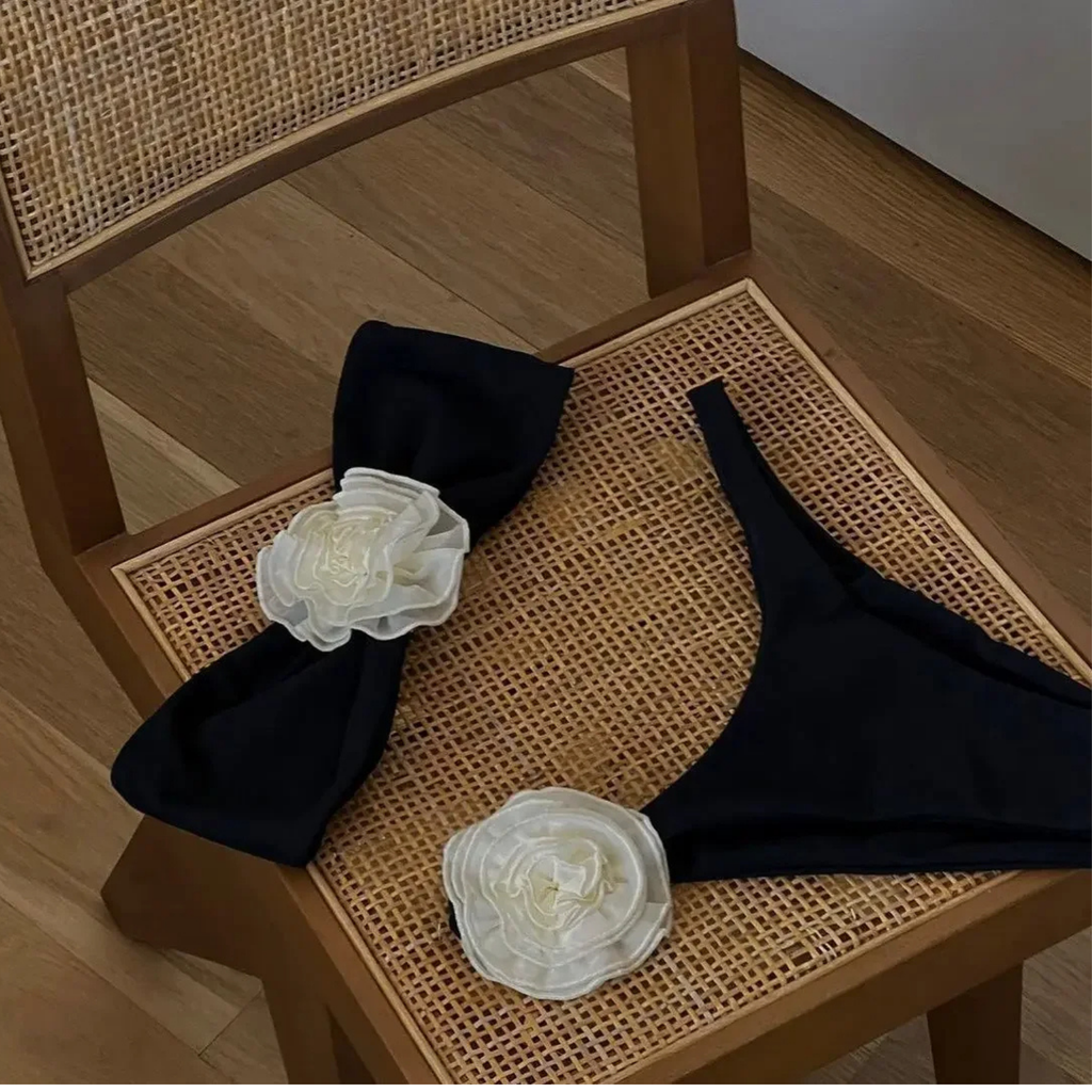 Roselle: Straplez Gül Detaylı Bikini Seti