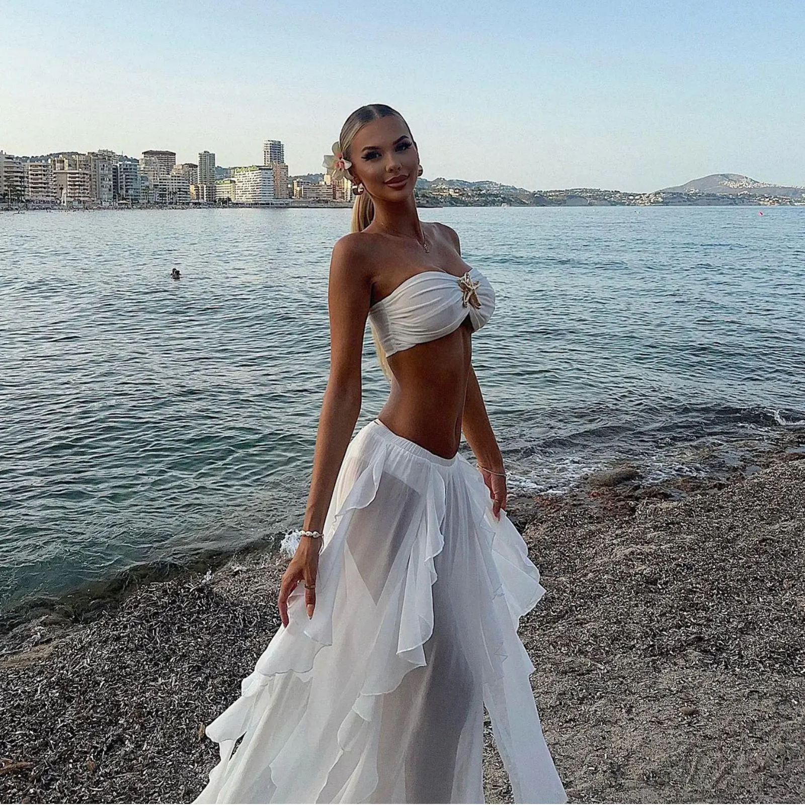 SeaGleam: Deniz Yıldızlı Straplez Bikini ve Tüllü Pareo Etek Seti