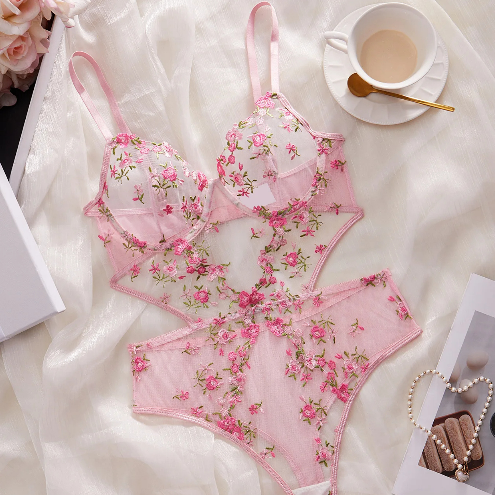 Floral Whisper: Transparan Çiçek İşlemeli Günlük & Gece Bodysuit