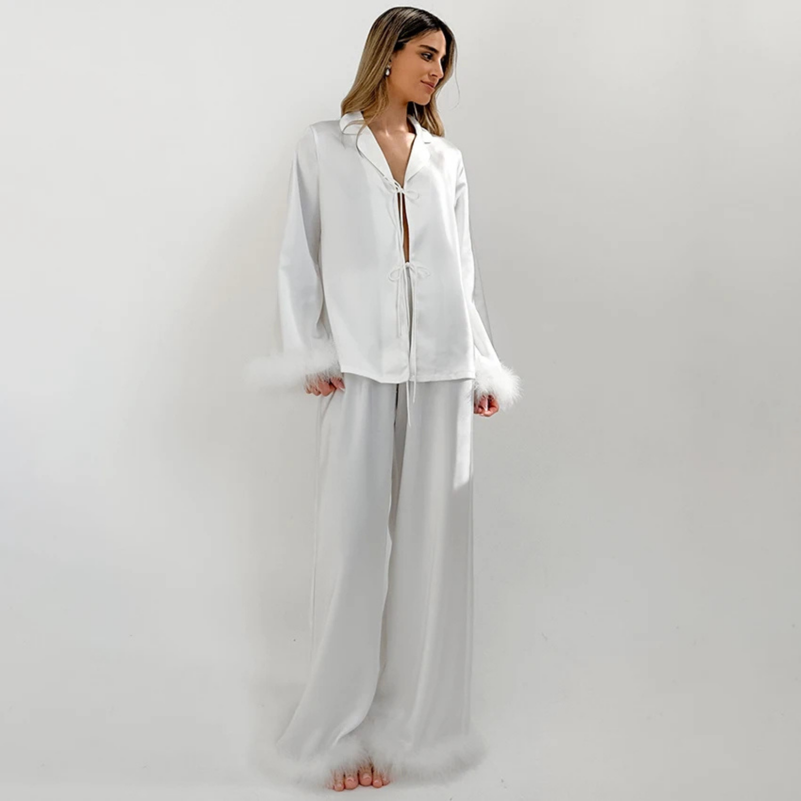 Soft Desire: Beyaz Saten, Tüy Detaylı Gece Şıklığı