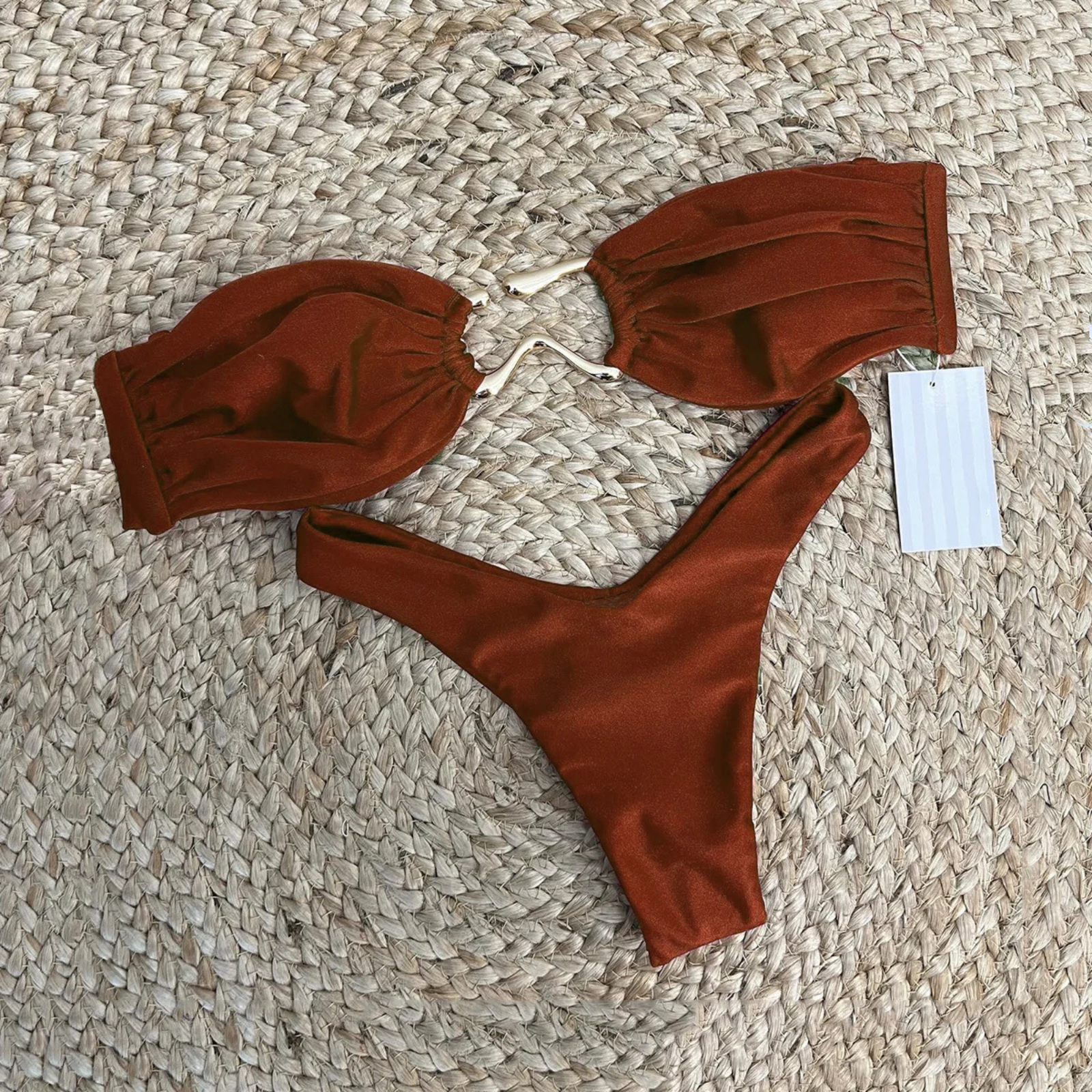 ShorelineGlow: Dalga Aksesuarlı Straplez Bikini Takımı