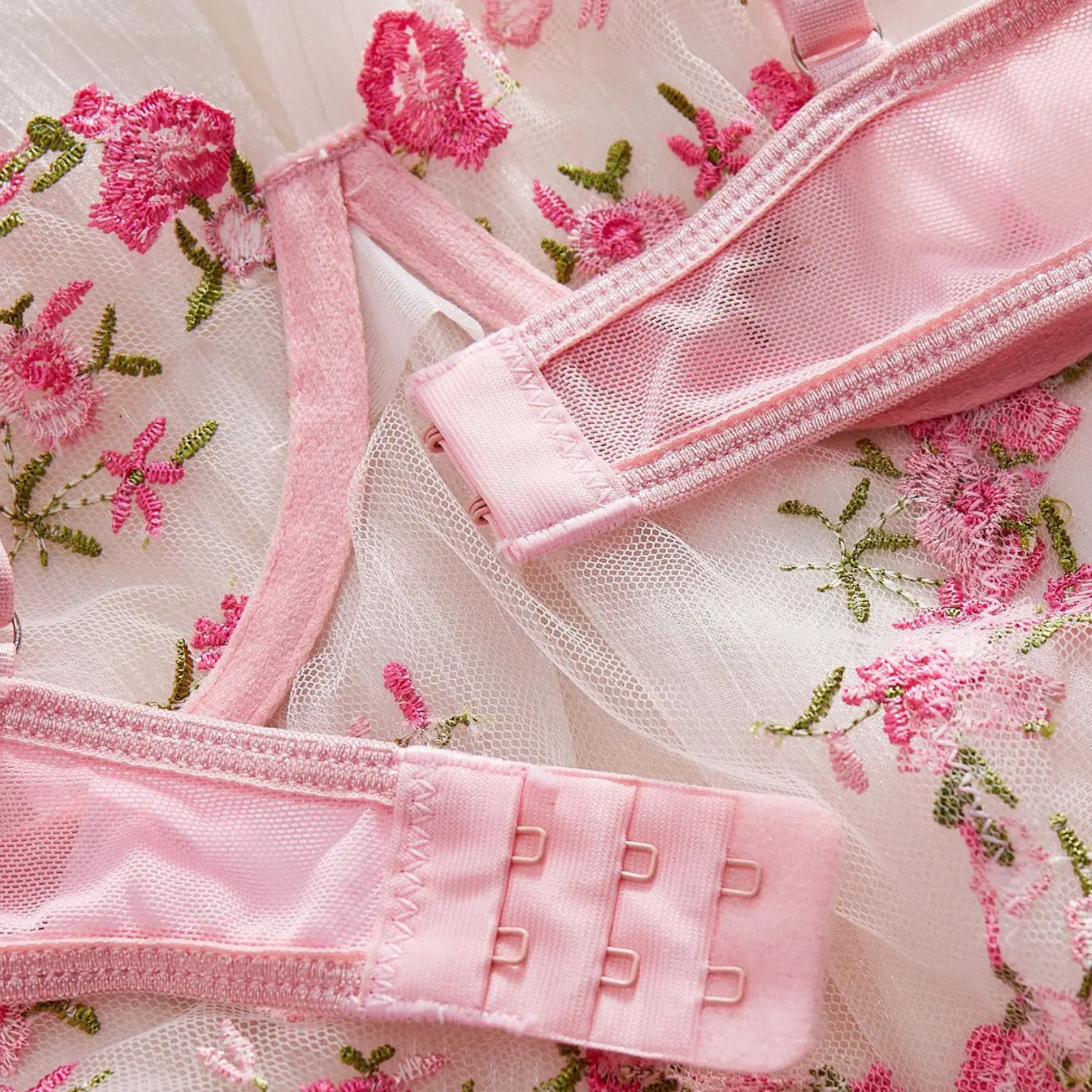 Floral Whisper: Transparan Çiçek İşlemeli Günlük & Gece Bodysuit
