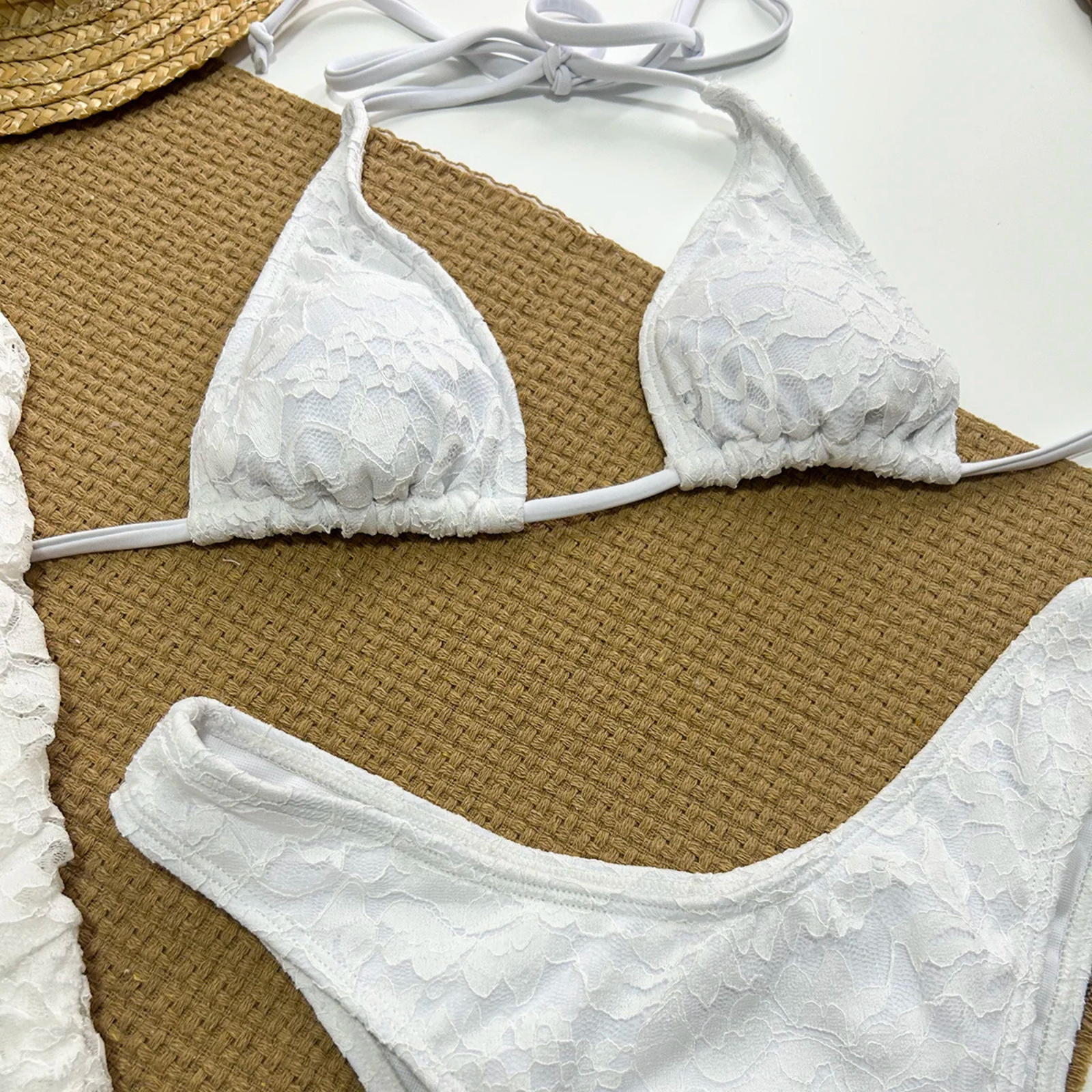 Solaira: Dantel Detaylı Üç Parça Bikini ve Pantolon Takımı