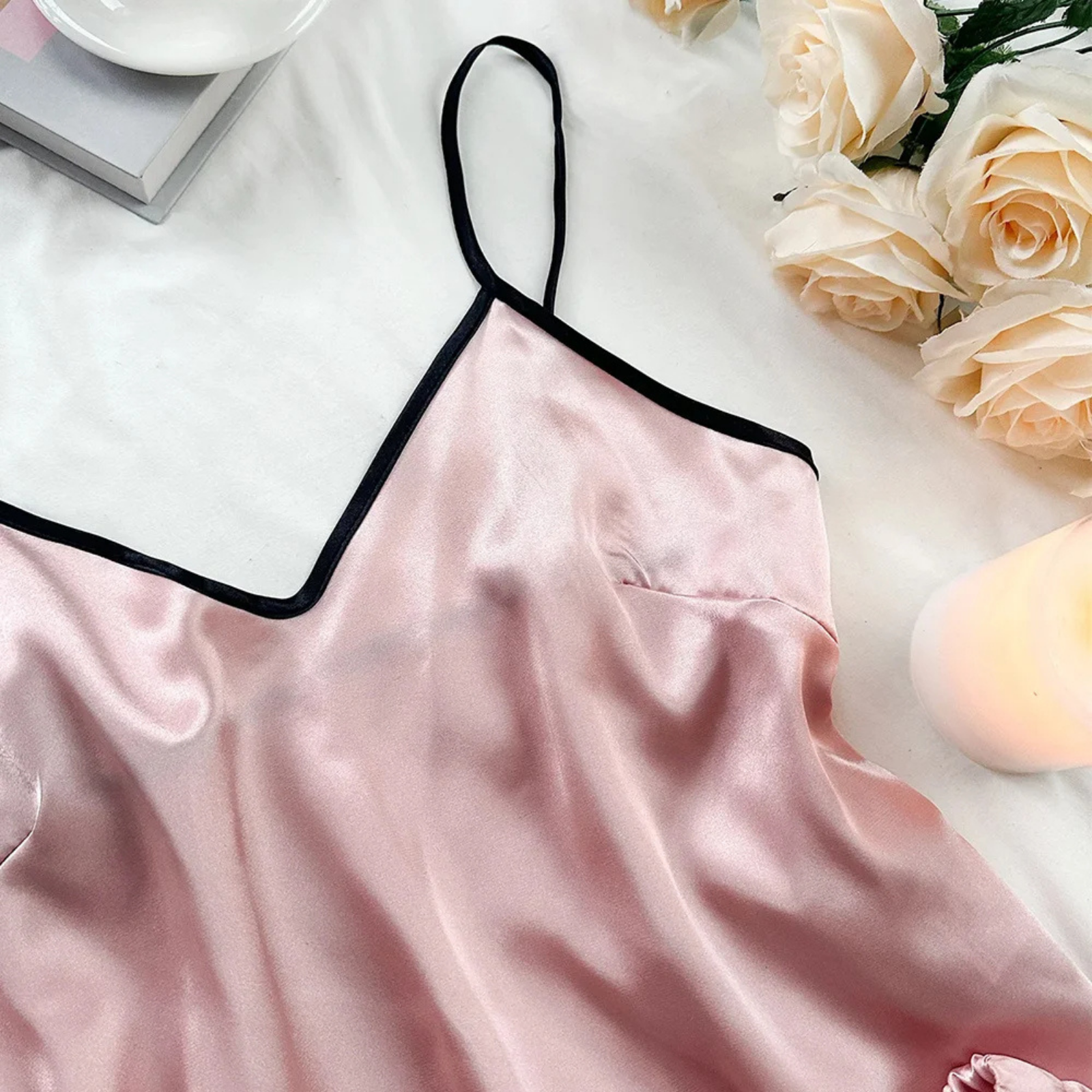 Moonlight Charm: Fırfır Detaylı Saten Pijama Takımı