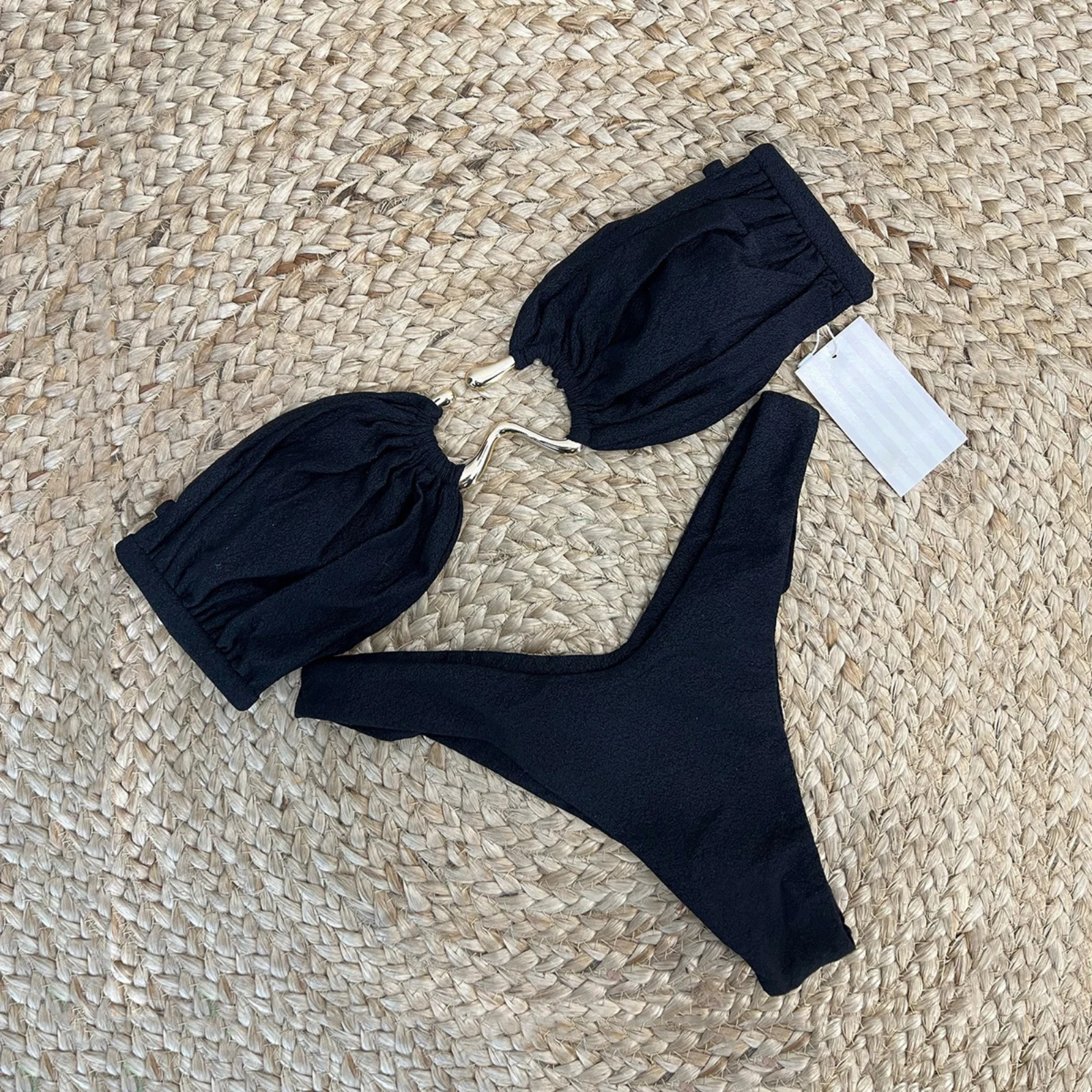 ShorelineGlow: Dalga Aksesuarlı Straplez Bikini Takımı