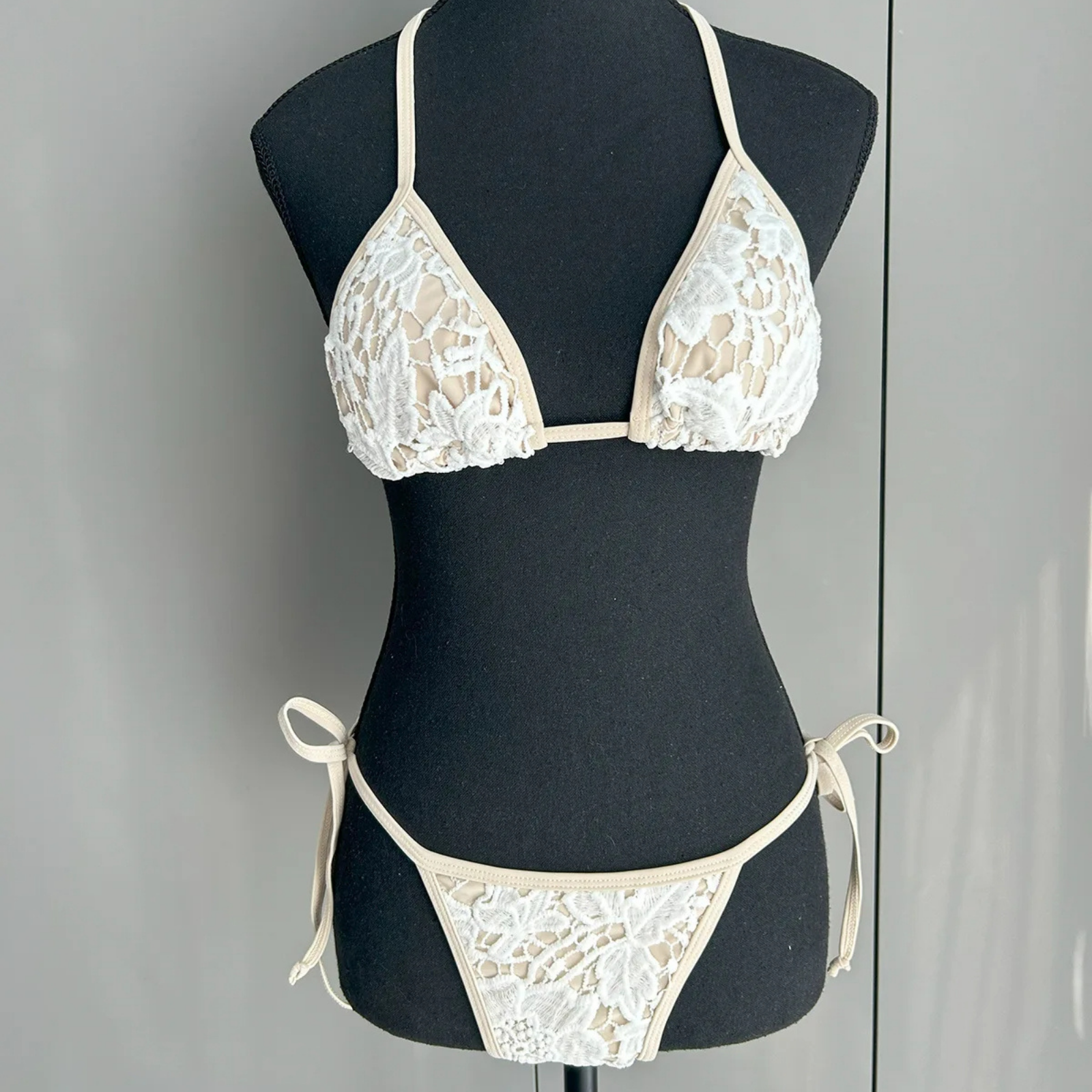 LaceLure: 3 Parça Dantel Detaylı Ayarlanabilir Bikini ve Etek Takımı