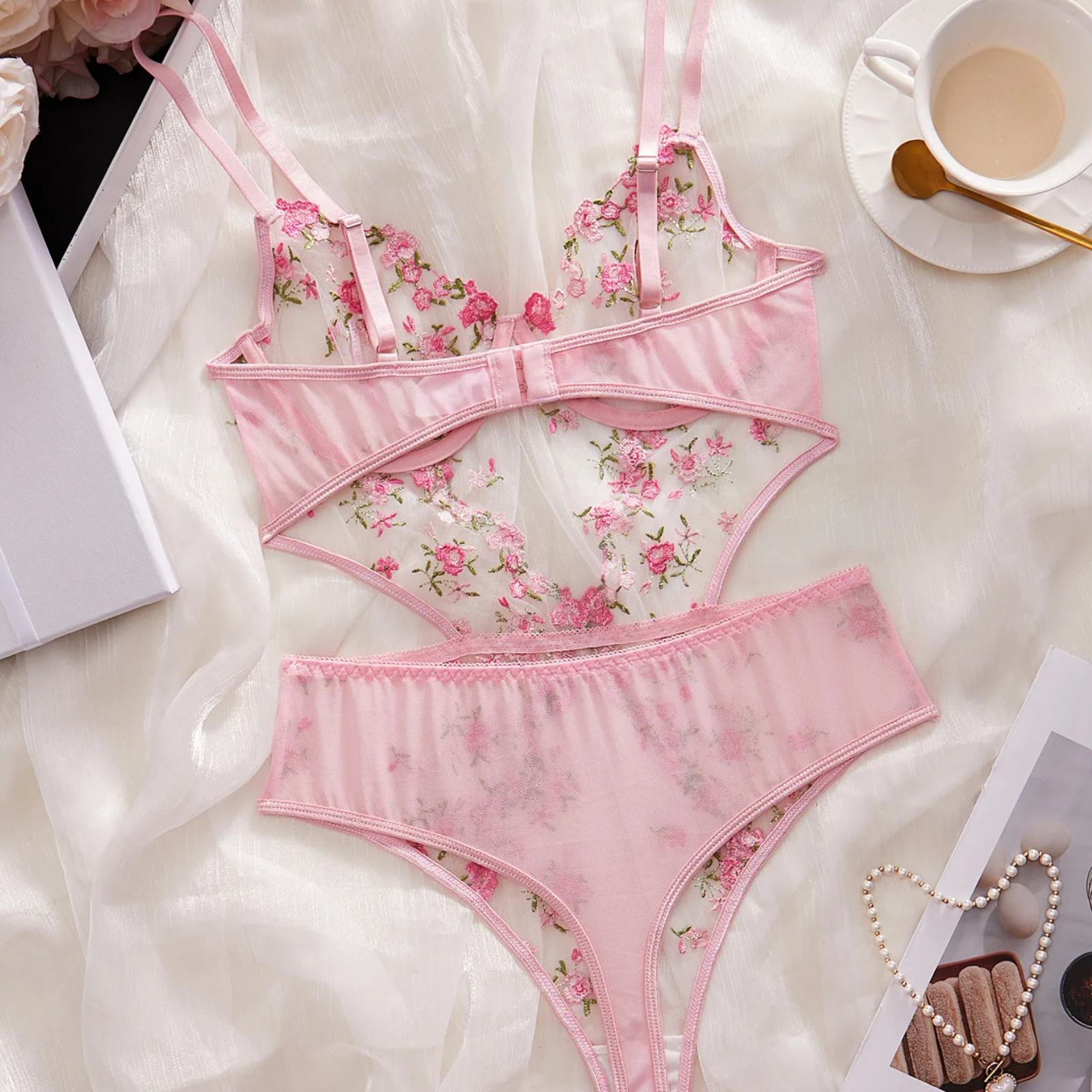 Floral Whisper: Transparan Çiçek İşlemeli Günlük & Gece Bodysuit
