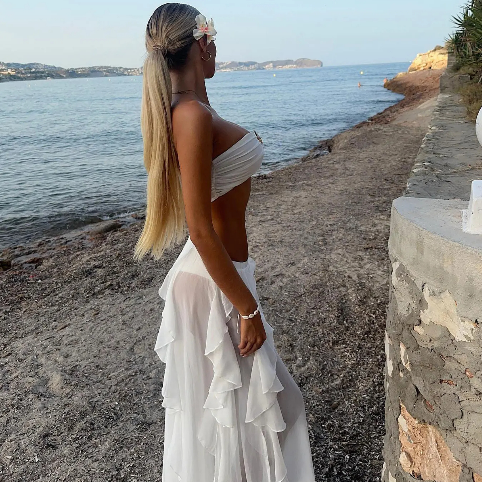 SeaGleam: Deniz Yıldızlı Straplez Bikini ve Tüllü Pareo Etek Seti