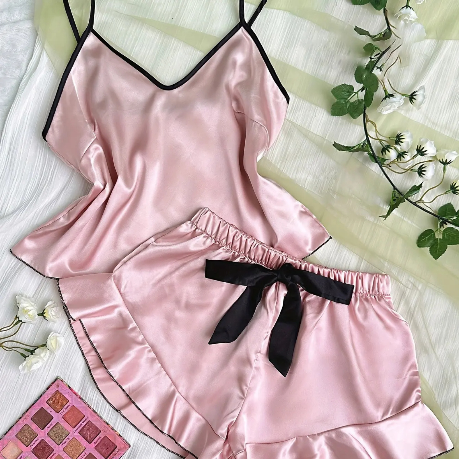 Moonlight Charm: Fırfır Detaylı Saten Pijama Takımı