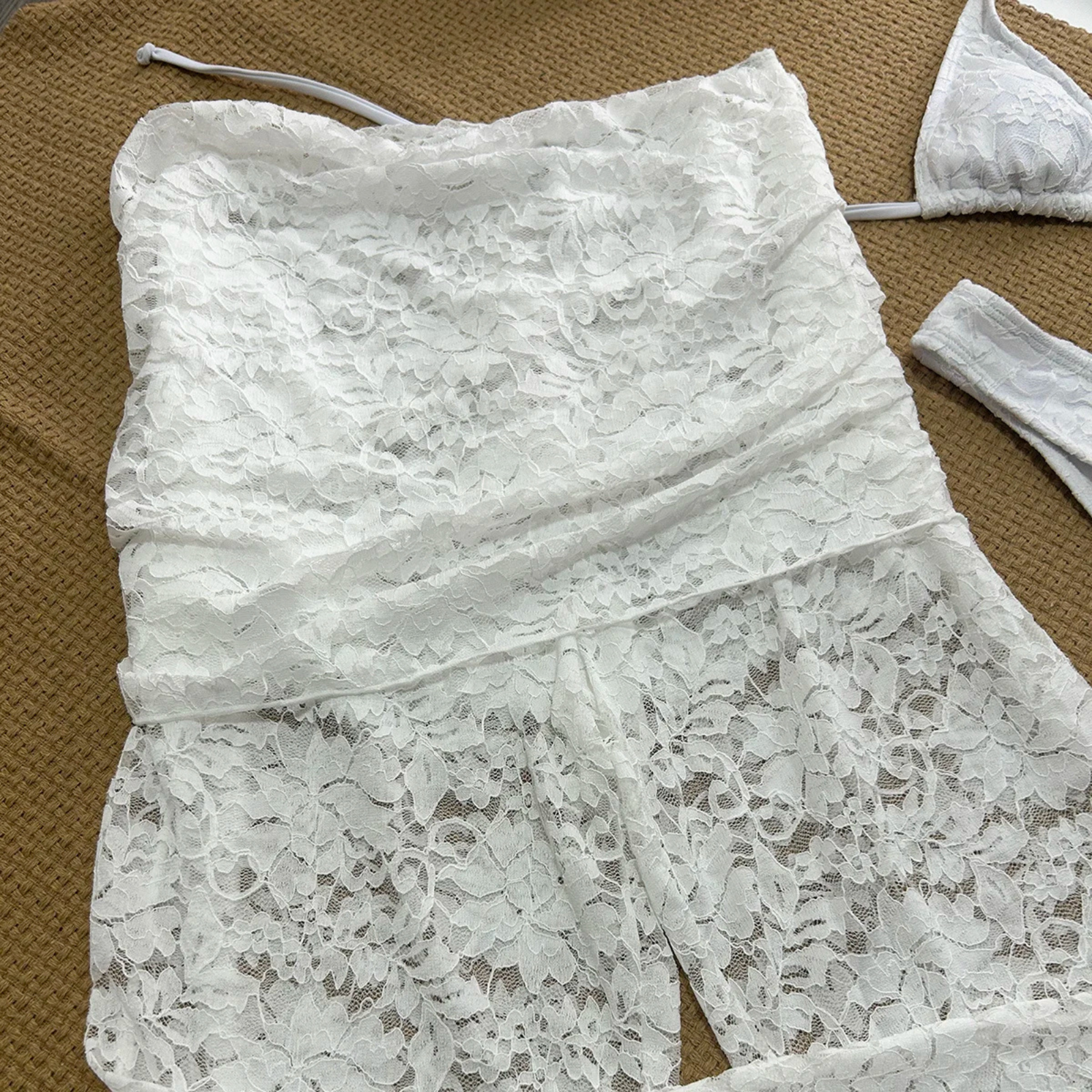 Solaira: Dantel Detaylı Üç Parça Bikini ve Pantolon Takımı