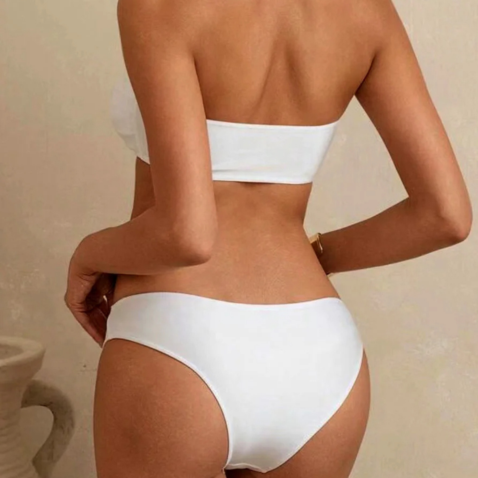 WaveCharm: Altın Aksesuarlı Bikini ve Etek Takımı
