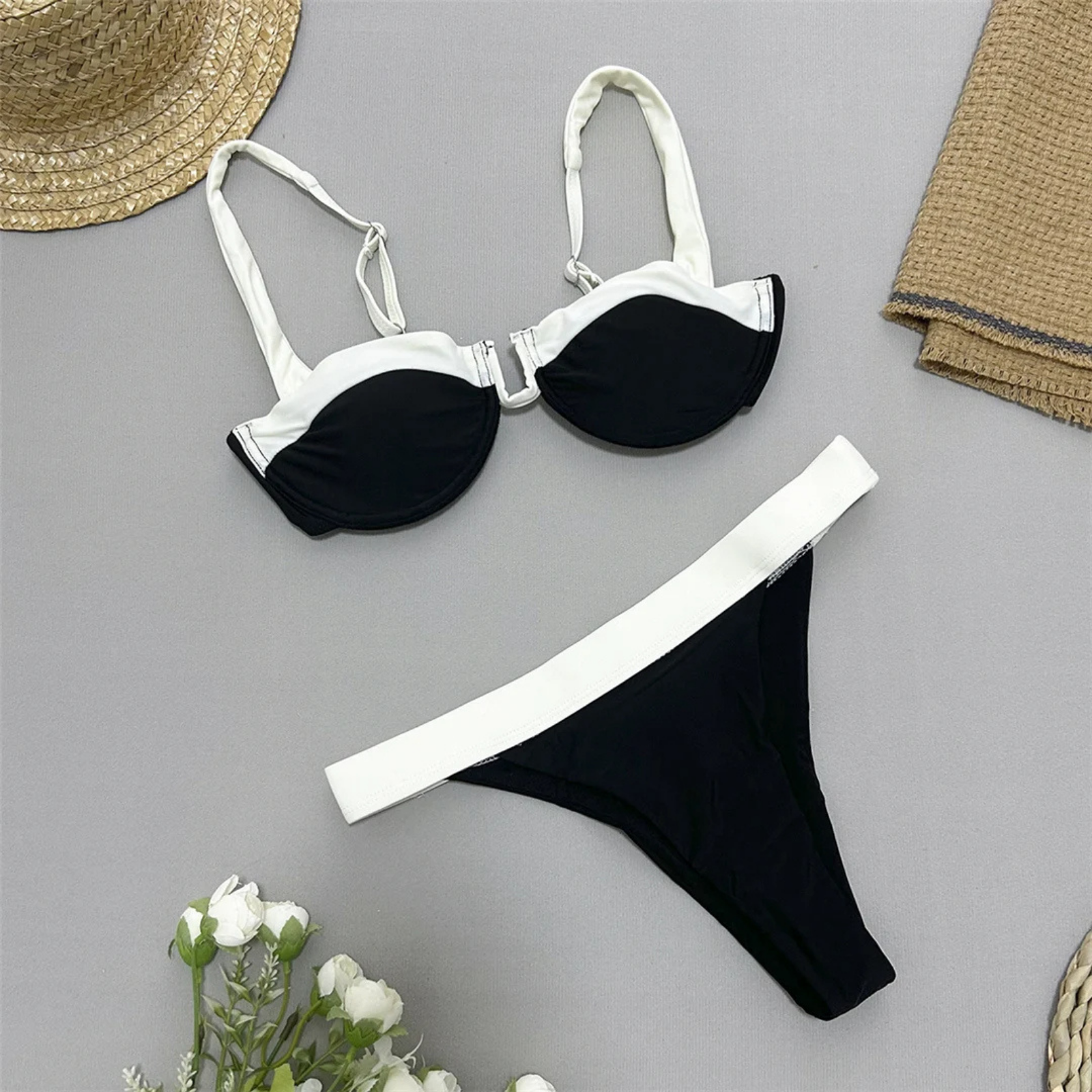 Noirline: Kontrast Şeritli U Form Bikini Seti