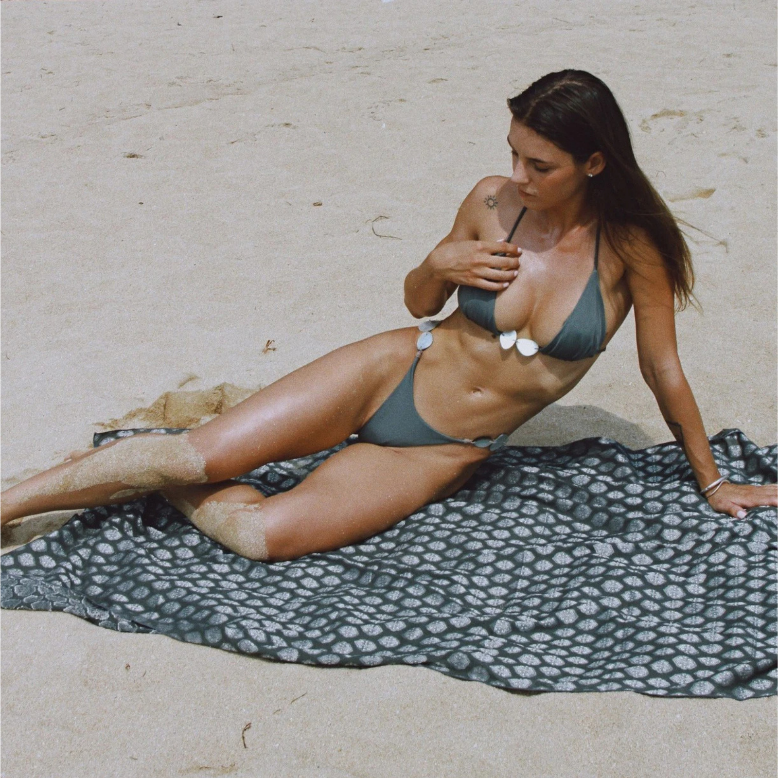 Marishell: Deniz Kabuğu Detaylı Üçlü Bikini & Pareo Seti