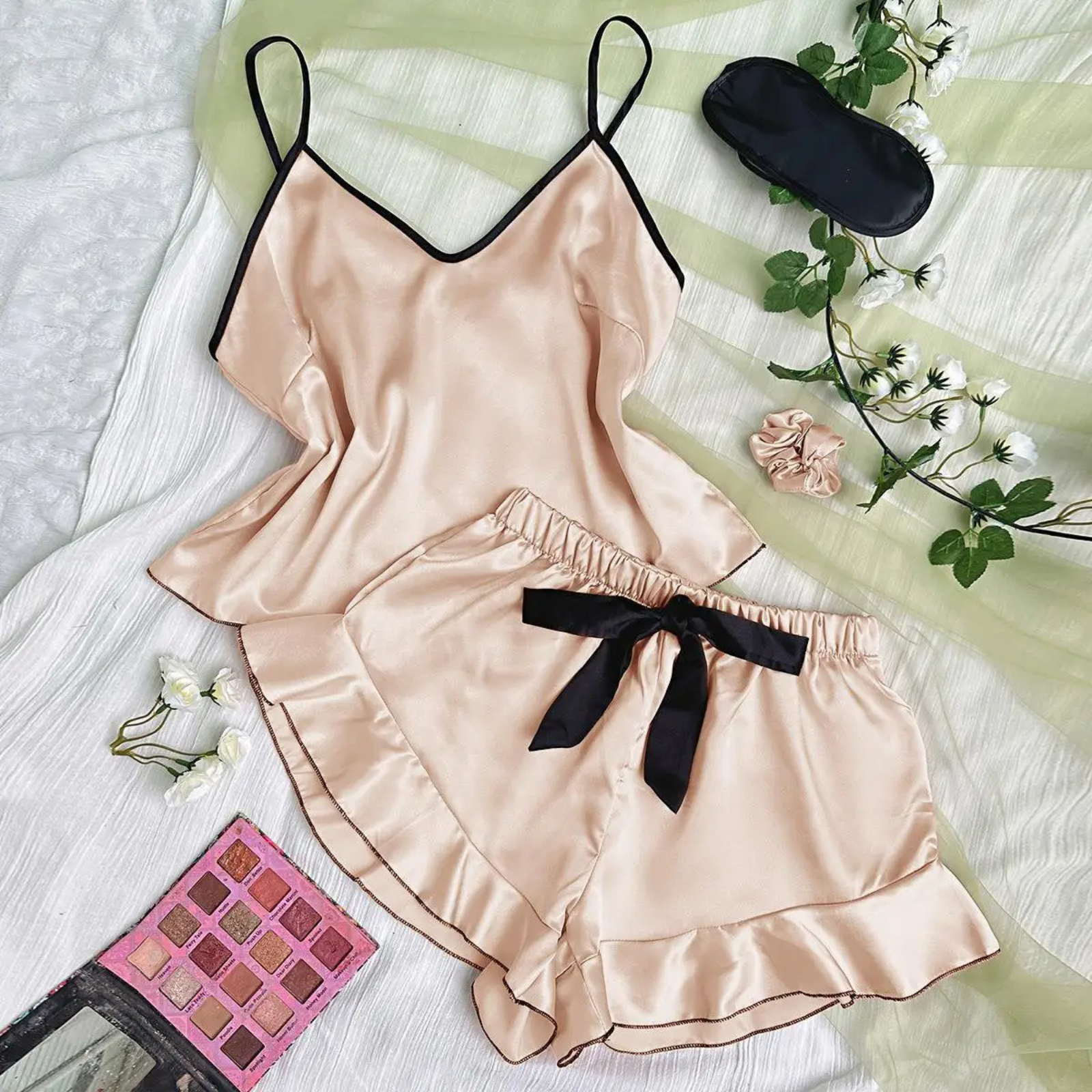 Moonlight Charm: Fırfır Detaylı Saten Pijama Takımı