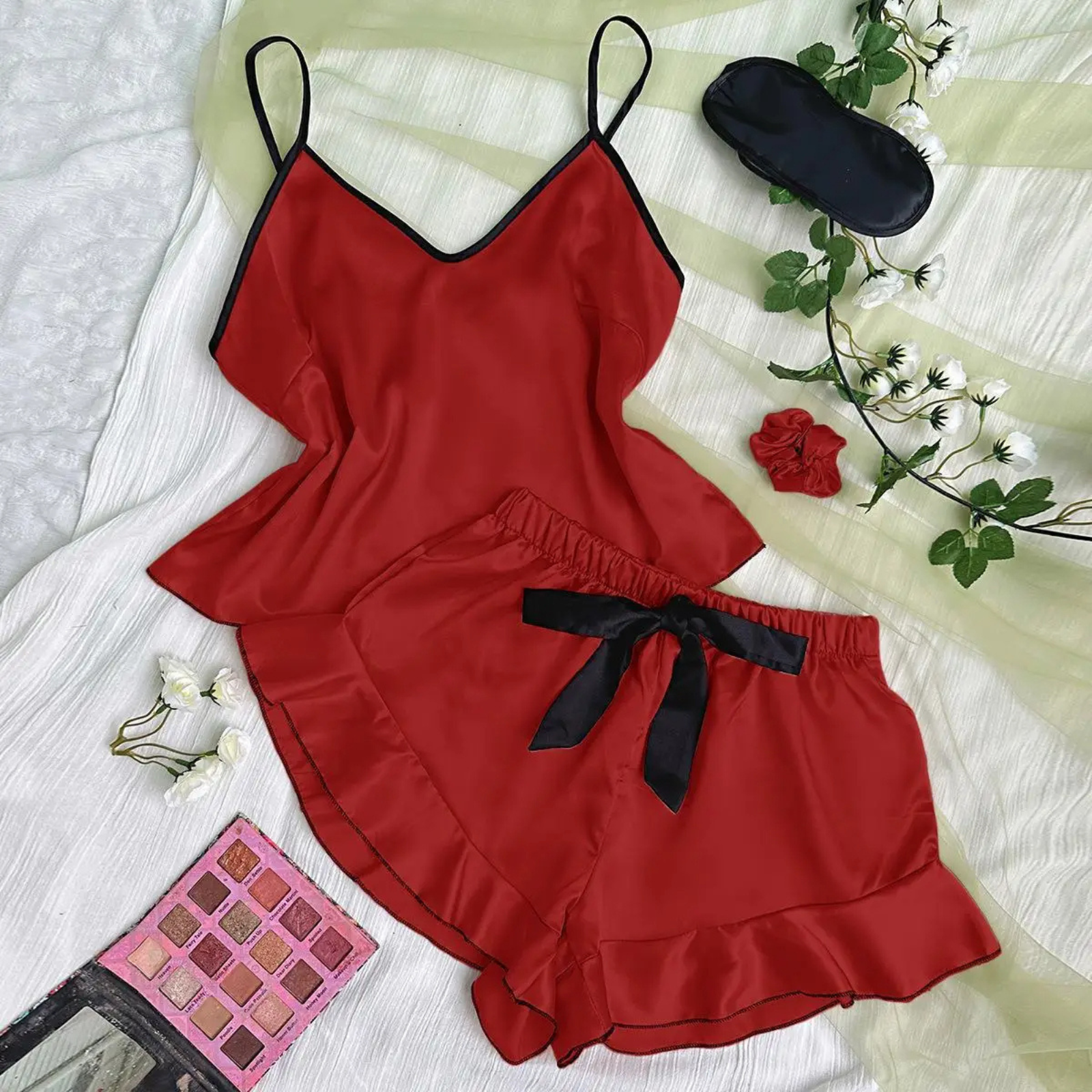 Moonlight Charm: Fırfır Detaylı Saten Pijama Takımı