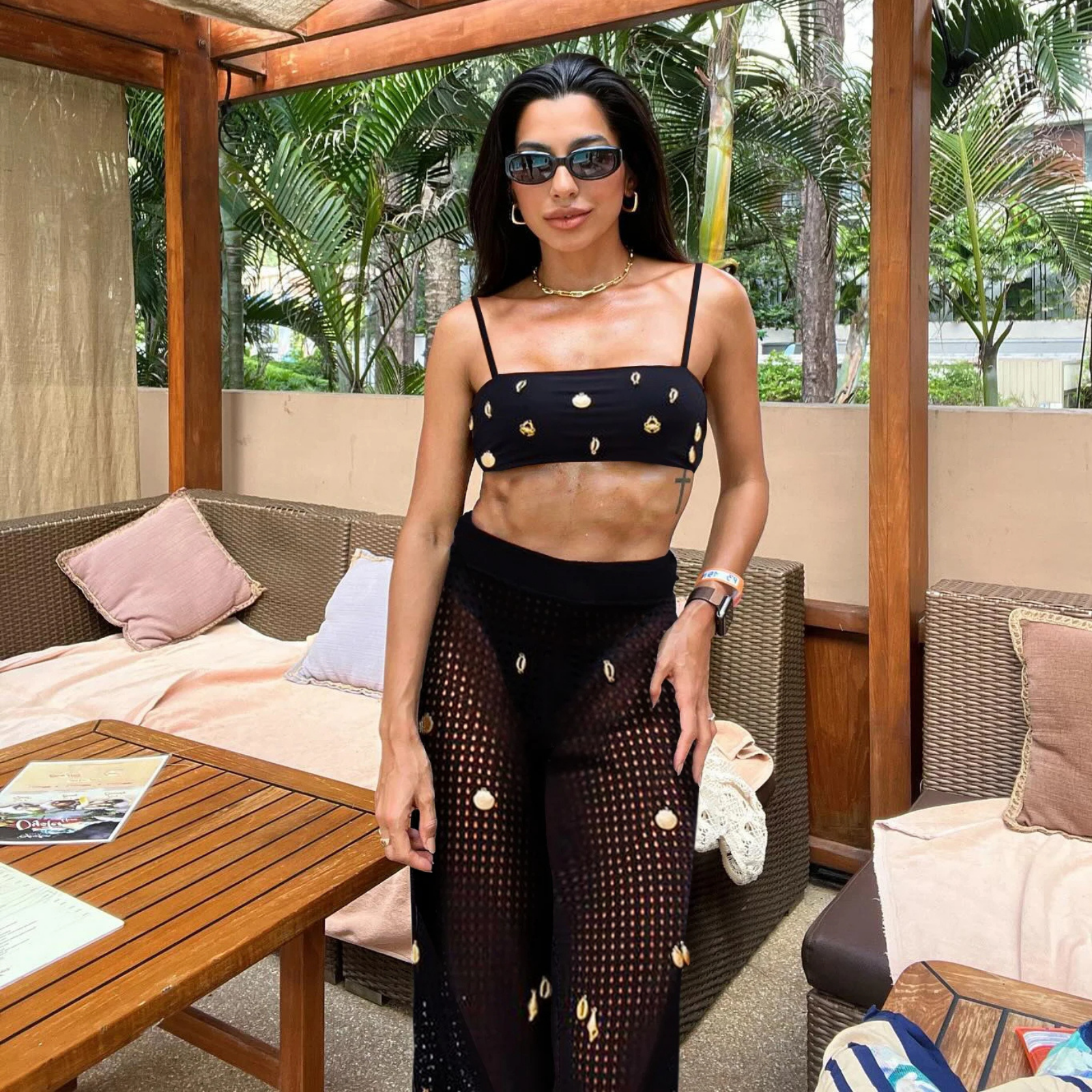Marévia: Deniz Kabuğu Süslemeli Üçlü Bikini & Etek Pareo Seti