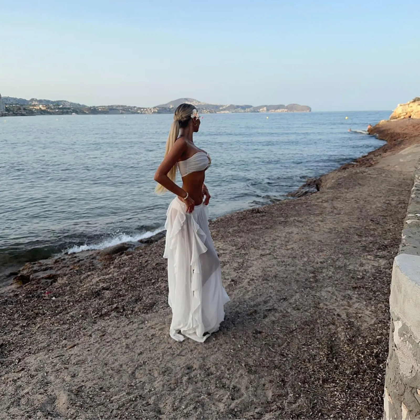 SeaGleam: Deniz Yıldızlı Straplez Bikini ve Tüllü Pareo Etek Seti
