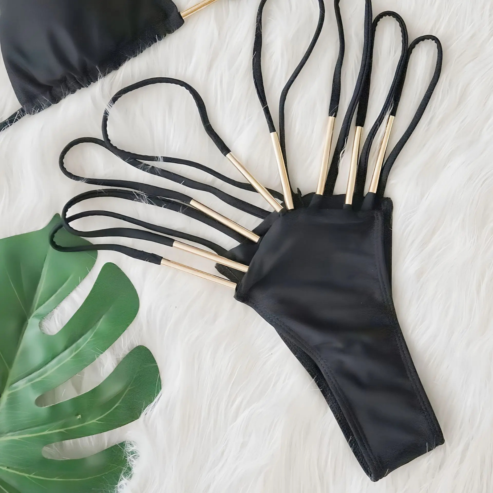Solvessa: Altın Detaylı Şerit Bağlı Üçgen Bikini Seti