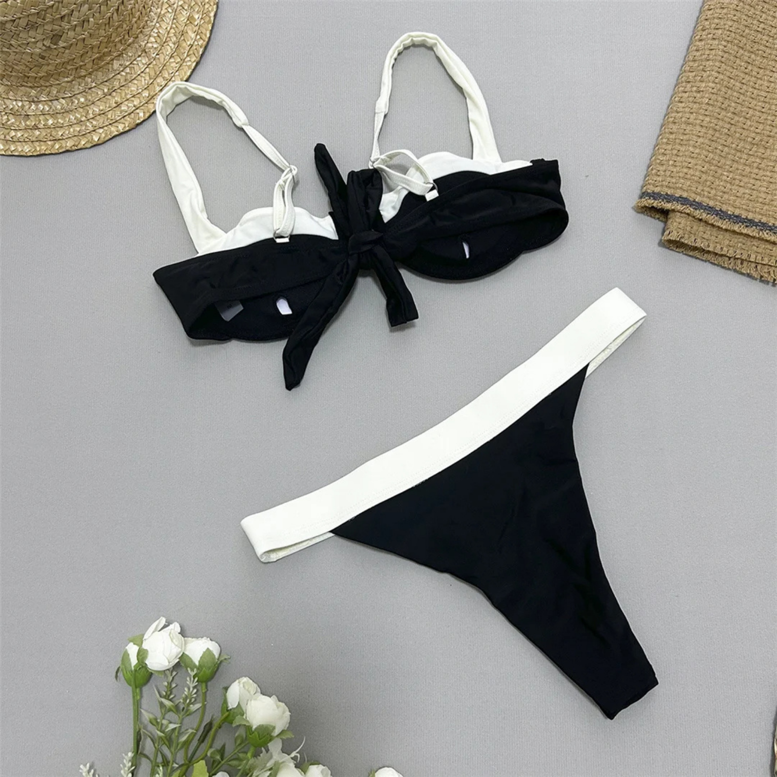 Noirline: Kontrast Şeritli U Form Bikini Seti
