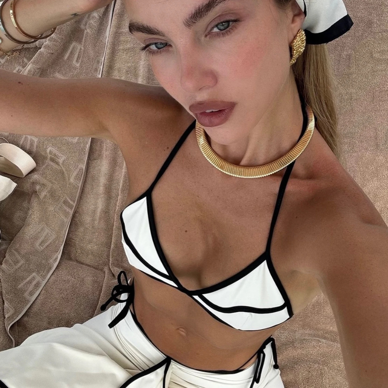 Aluretta: Çift Stil Seçenekli Üçlü Bikini & Fırfırlı Pareo Seti