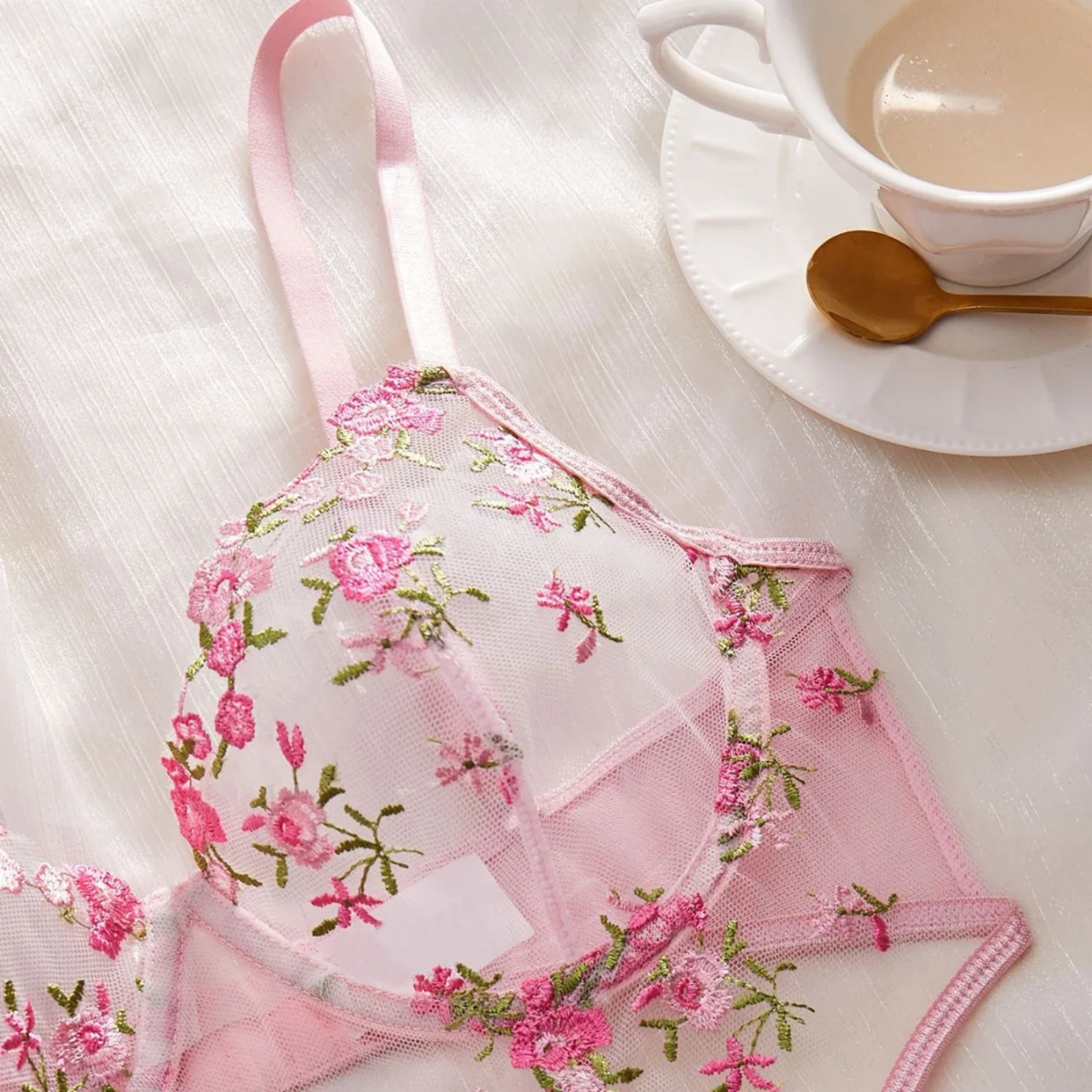 Floral Whisper: Transparan Çiçek İşlemeli Günlük & Gece Bodysuit