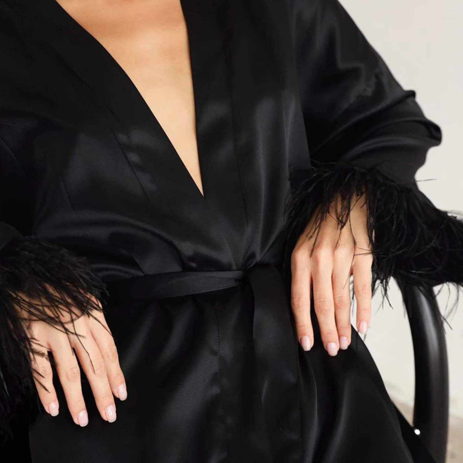 Femme Fluff: Tüylü Kol Detaylı Mini Saten Sabahlık