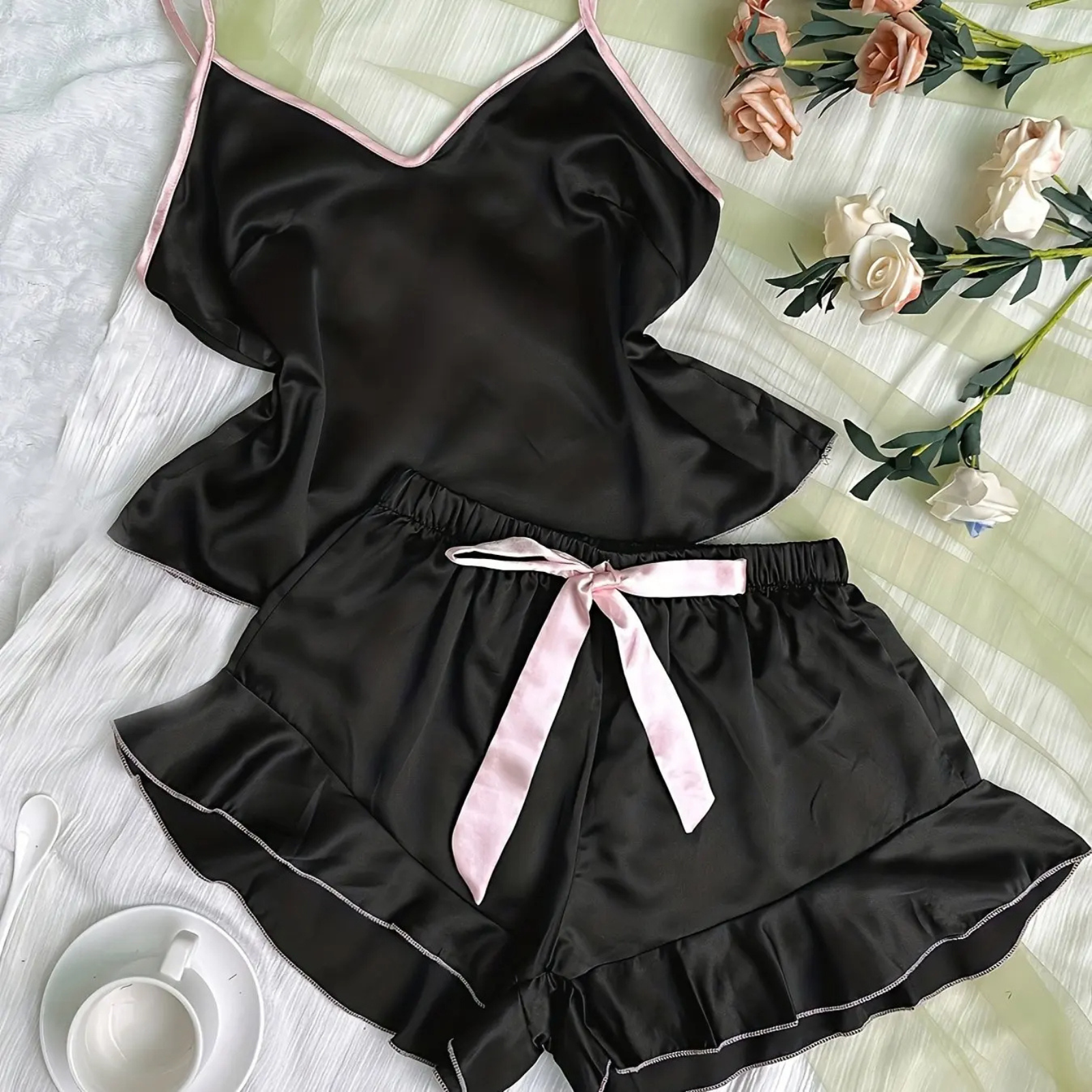 Moonlight Charm: Fırfır Detaylı Saten Pijama Takımı