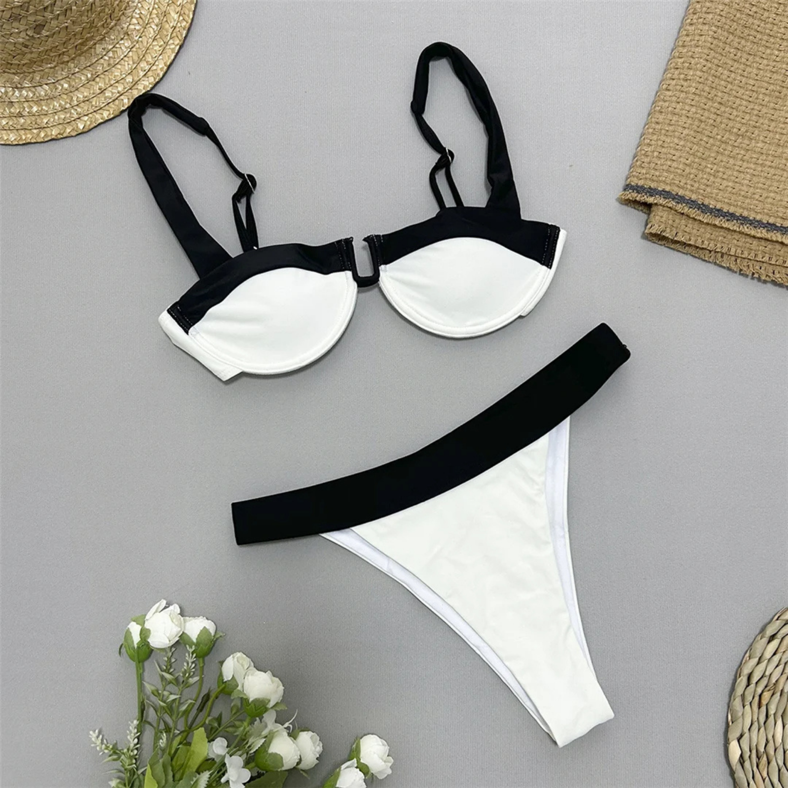 Noirline: Kontrast Şeritli U Form Bikini Seti