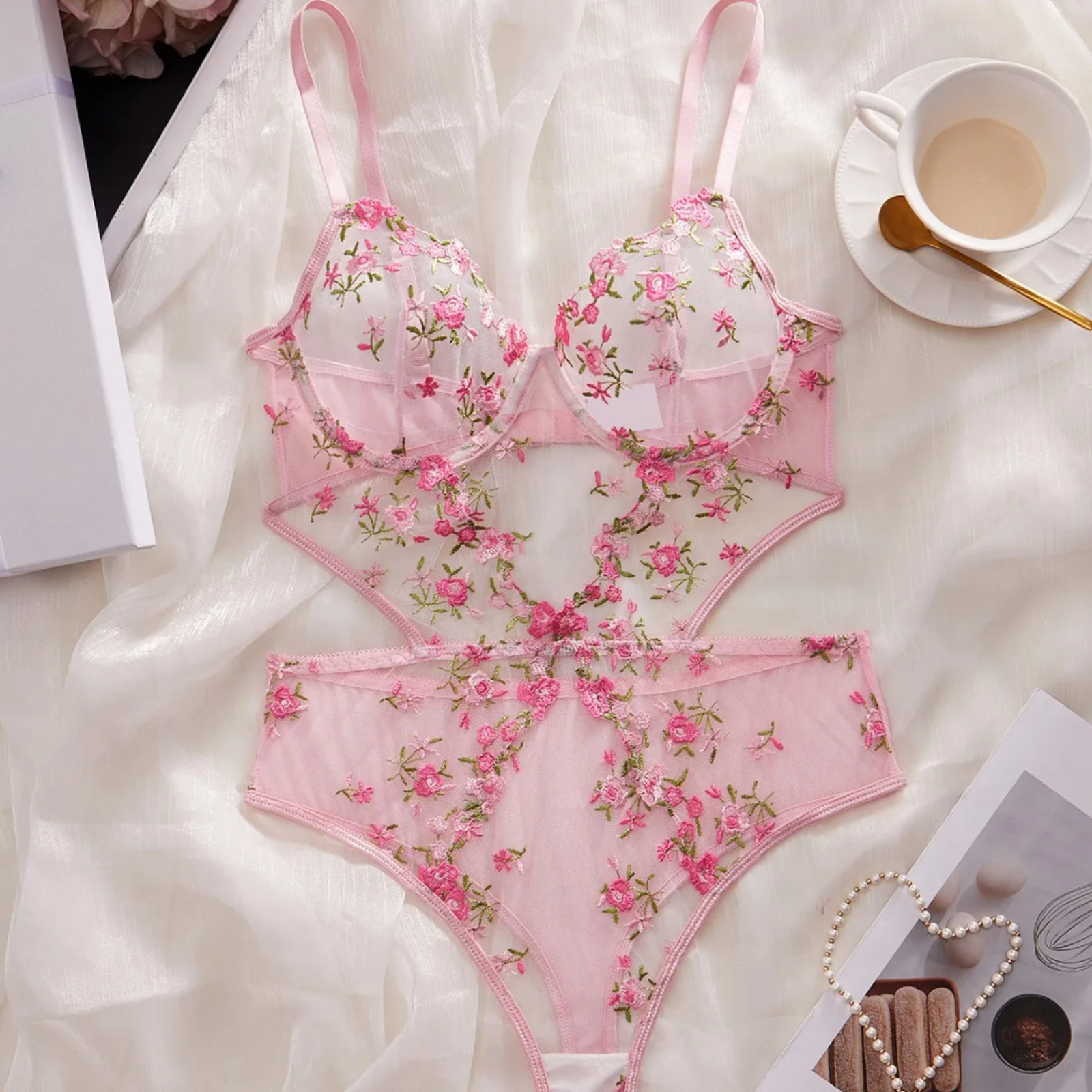 Floral Whisper: Transparan Çiçek İşlemeli Günlük & Gece Bodysuit