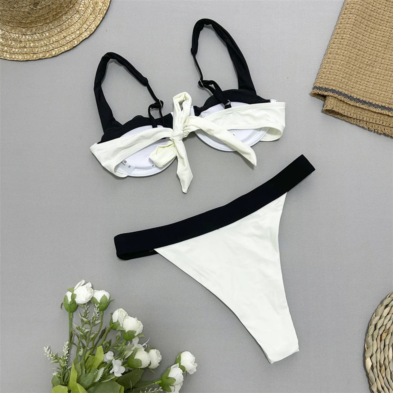Noirline: Kontrast Şeritli U Form Bikini Seti