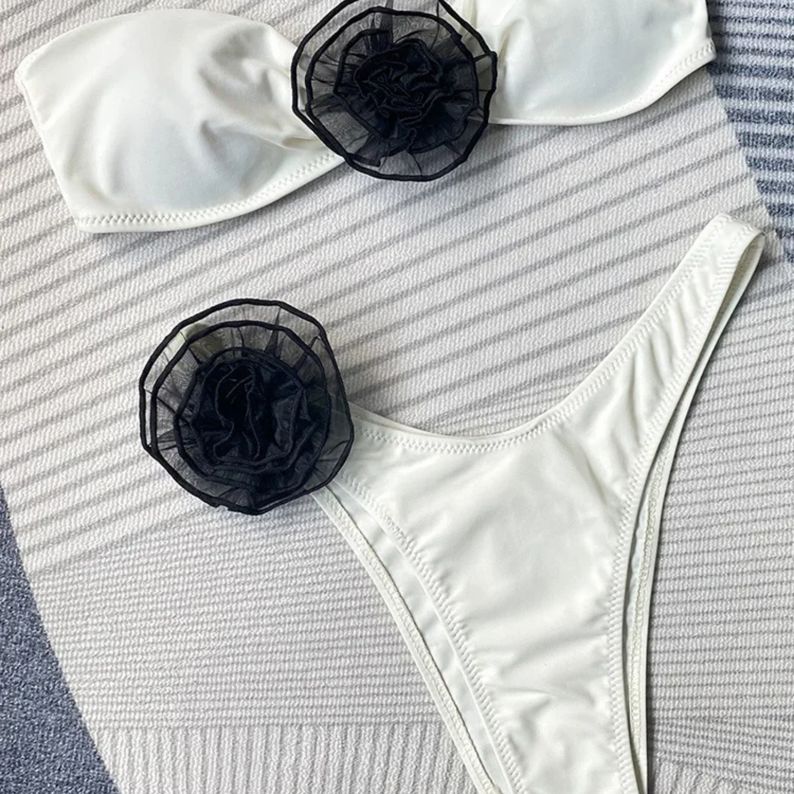 Roselle: Straplez Gül Detaylı Bikini Seti