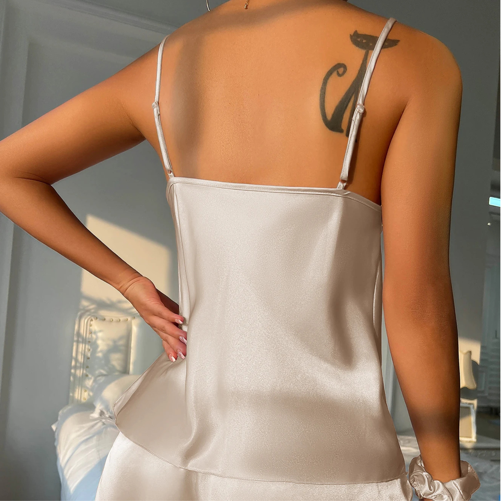 Velvet Drape: Degaje Yakalı Saten Şortlu Takımı