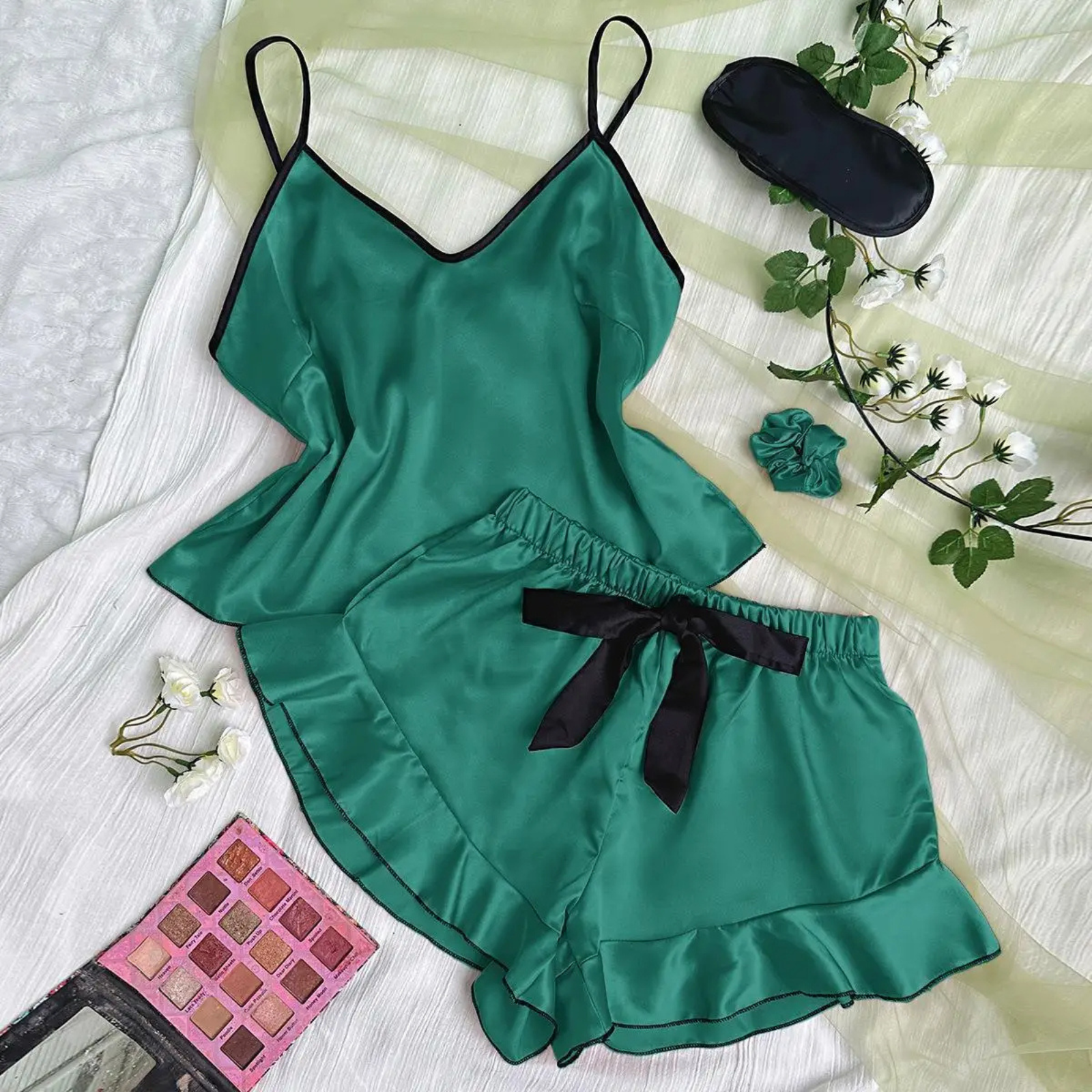 Moonlight Charm: Fırfır Detaylı Saten Pijama Takımı