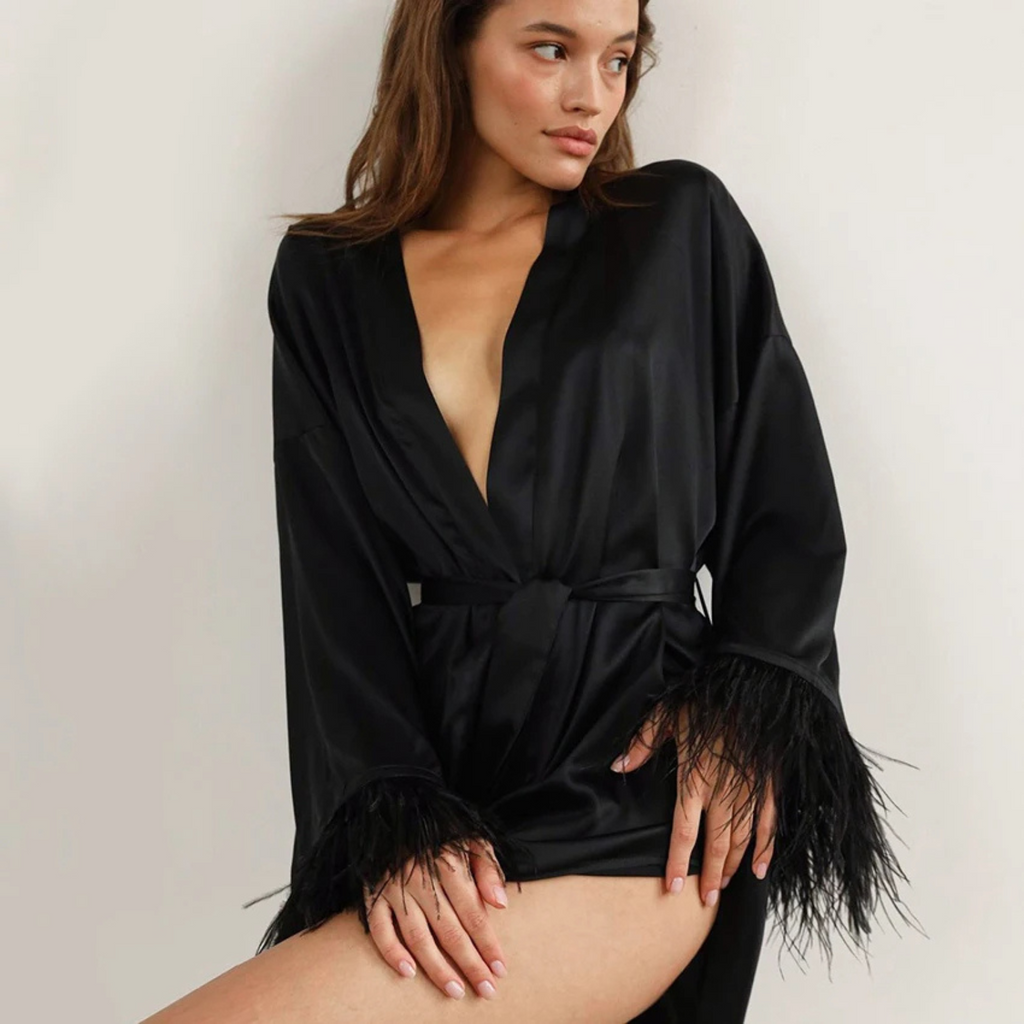 Femme Fluff: Tüylü Kol Detaylı Mini Saten Sabahlık