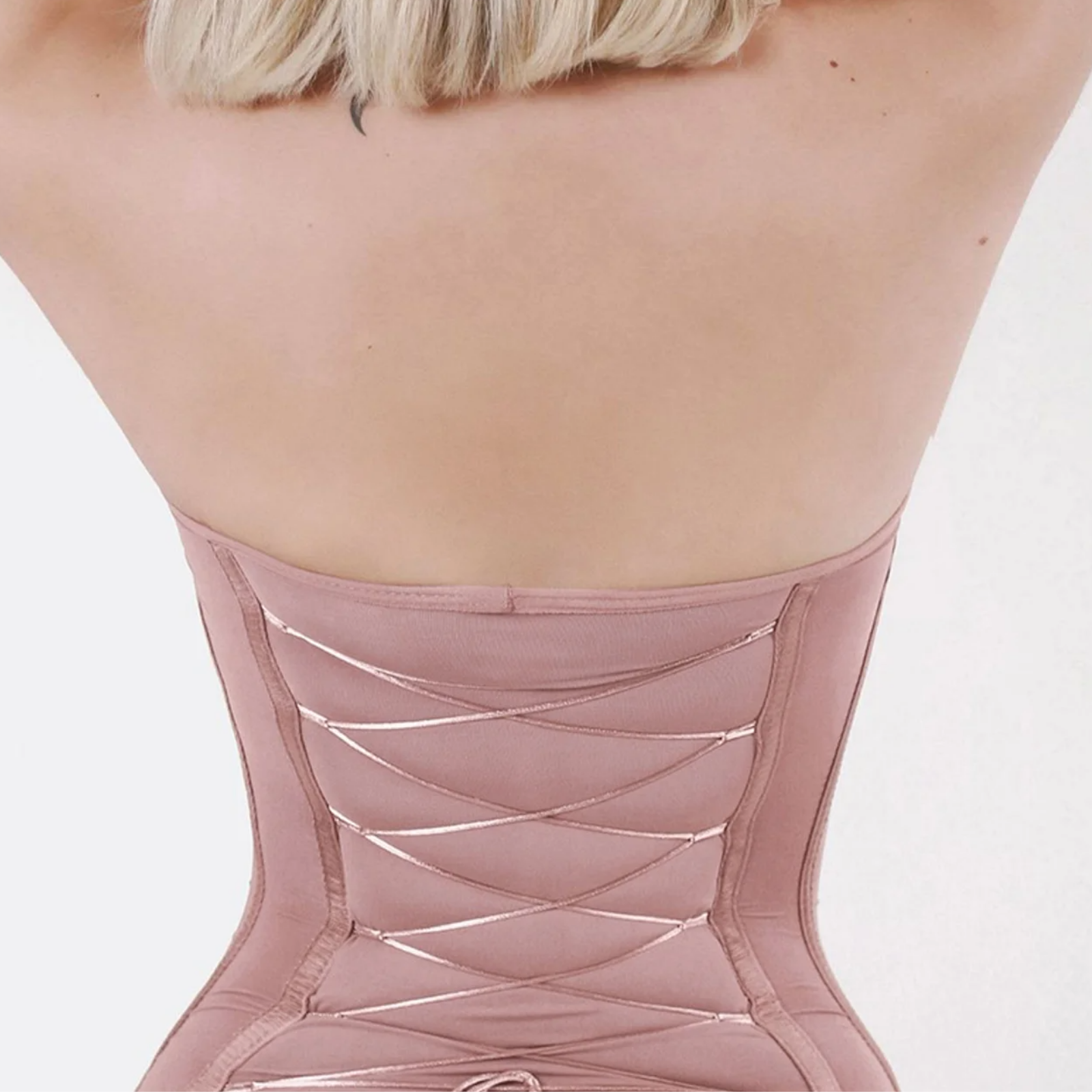 CurveLace: Ayarlanabilir Korseli Straplez Tanga Bodysuit